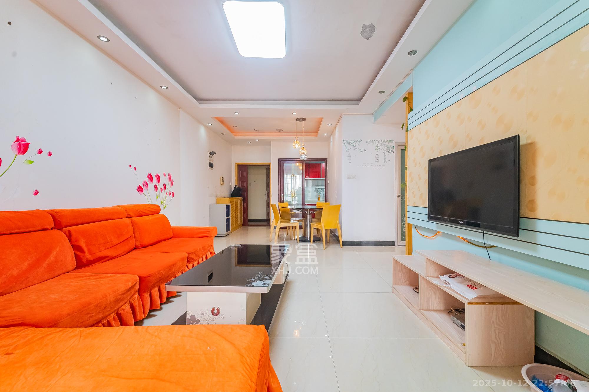 幸福里润城(幸福里二期) 3室2厅1卫 52.8万 幸福里润城(幸福里二期) 3室2厅1卫 52.8万客厅