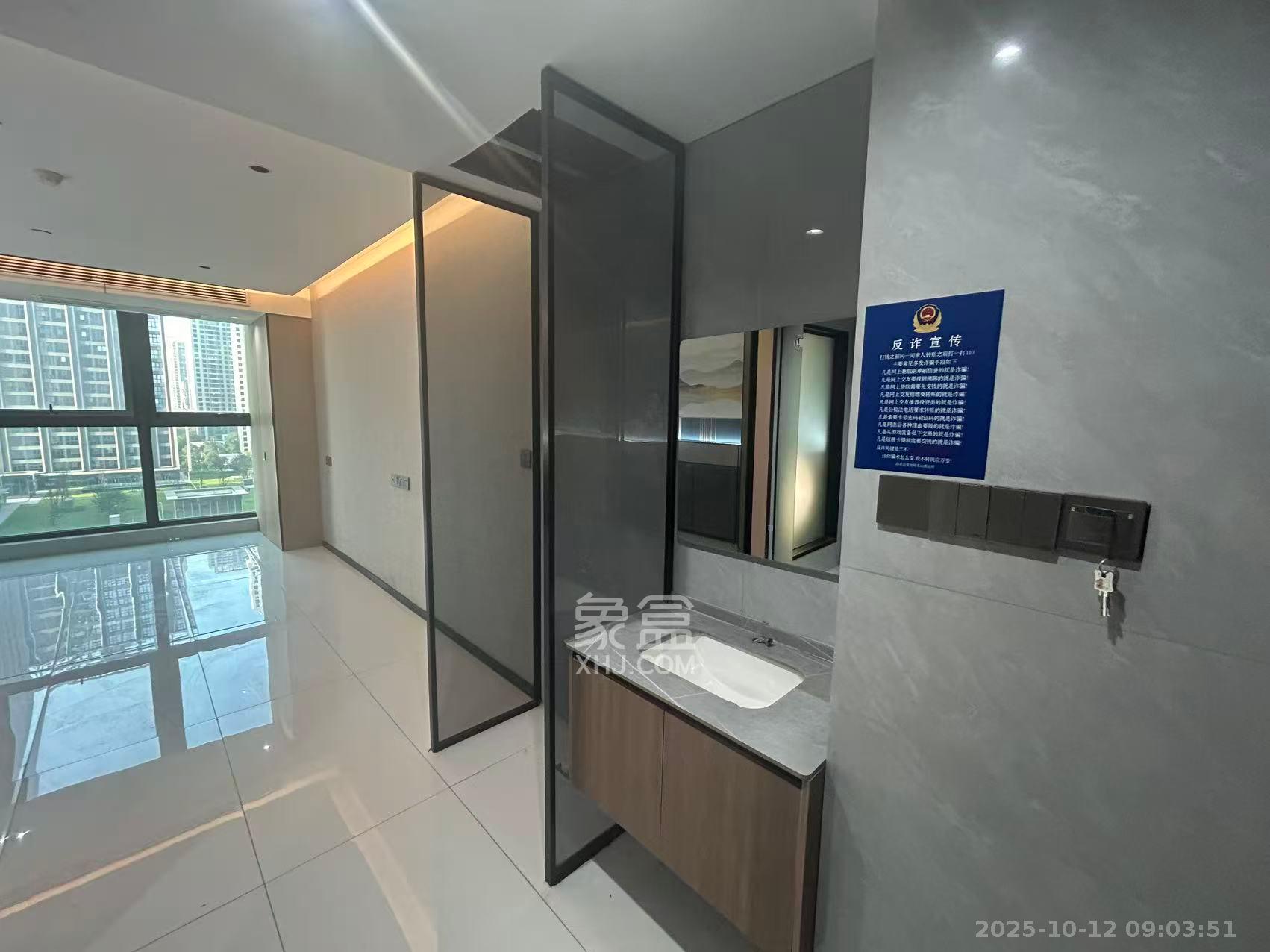 绿地商务广场  1室1厅1卫    1700.0元/月