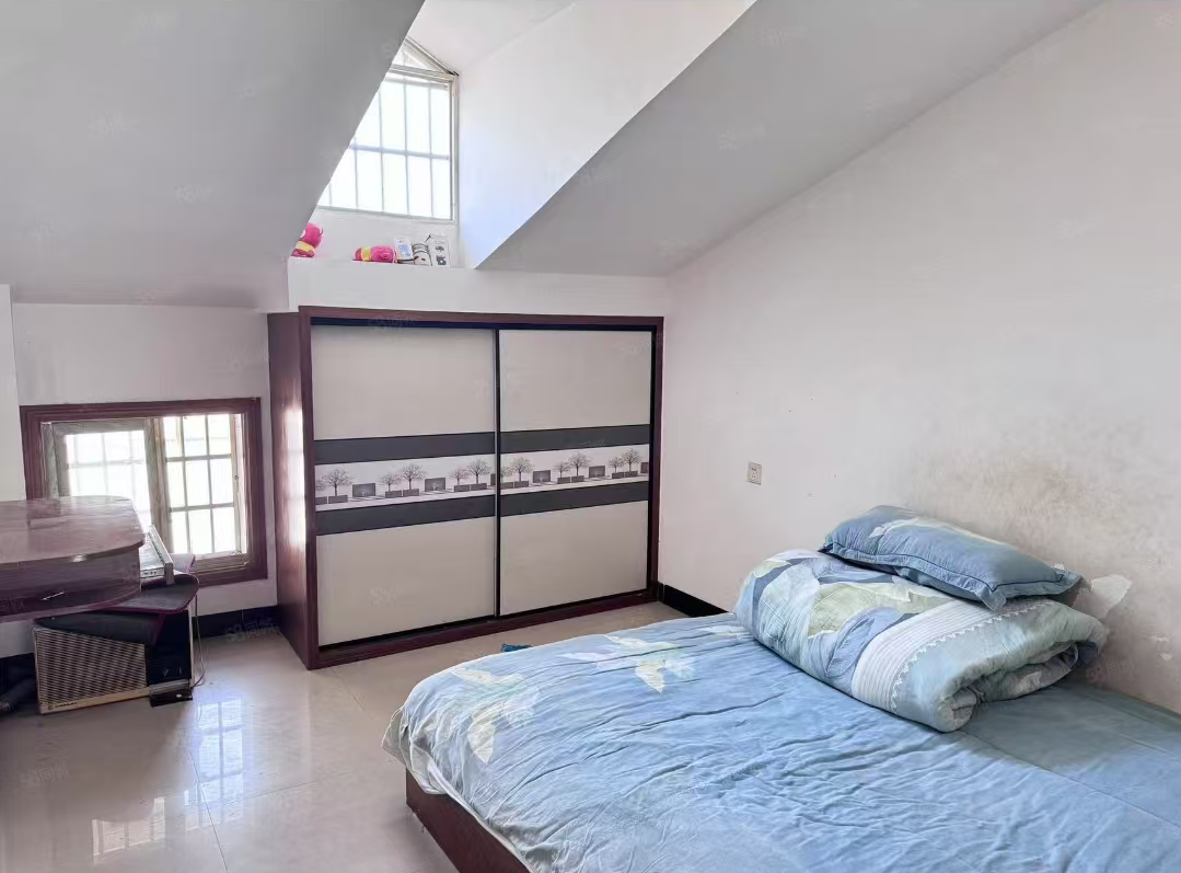 五江建材城 4室2厅2卫 25.8万 五江建材城 4室2厅2卫 25.8万客厅