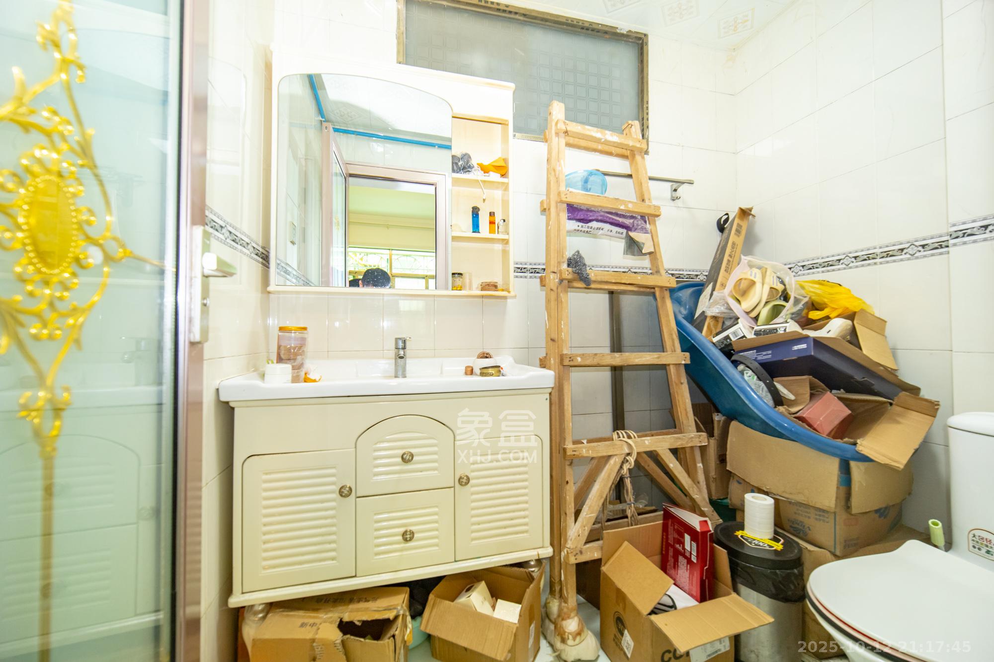 众鑫建材市场（长沙县星沙镇皮具市场）  4室2厅2卫    63.8万卫生间