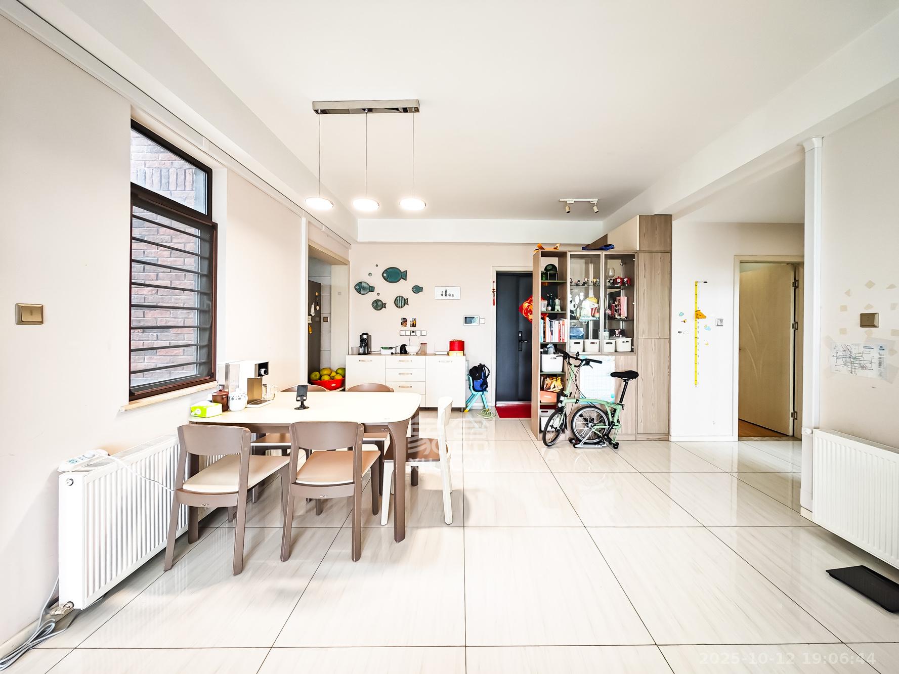 绿地海外滩一期 4室2厅2卫 180.0万 绿地海外滩一期 4室2厅2卫 180.0万客厅