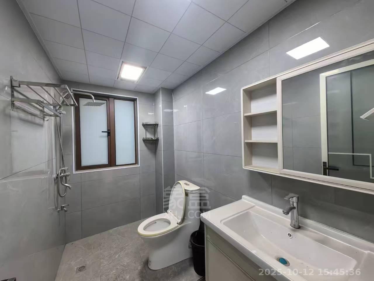 金轮津桥华府 3室2厅1卫 1700.0元/月 金轮津桥华府 3室2厅1卫 1700.0元/月室内图