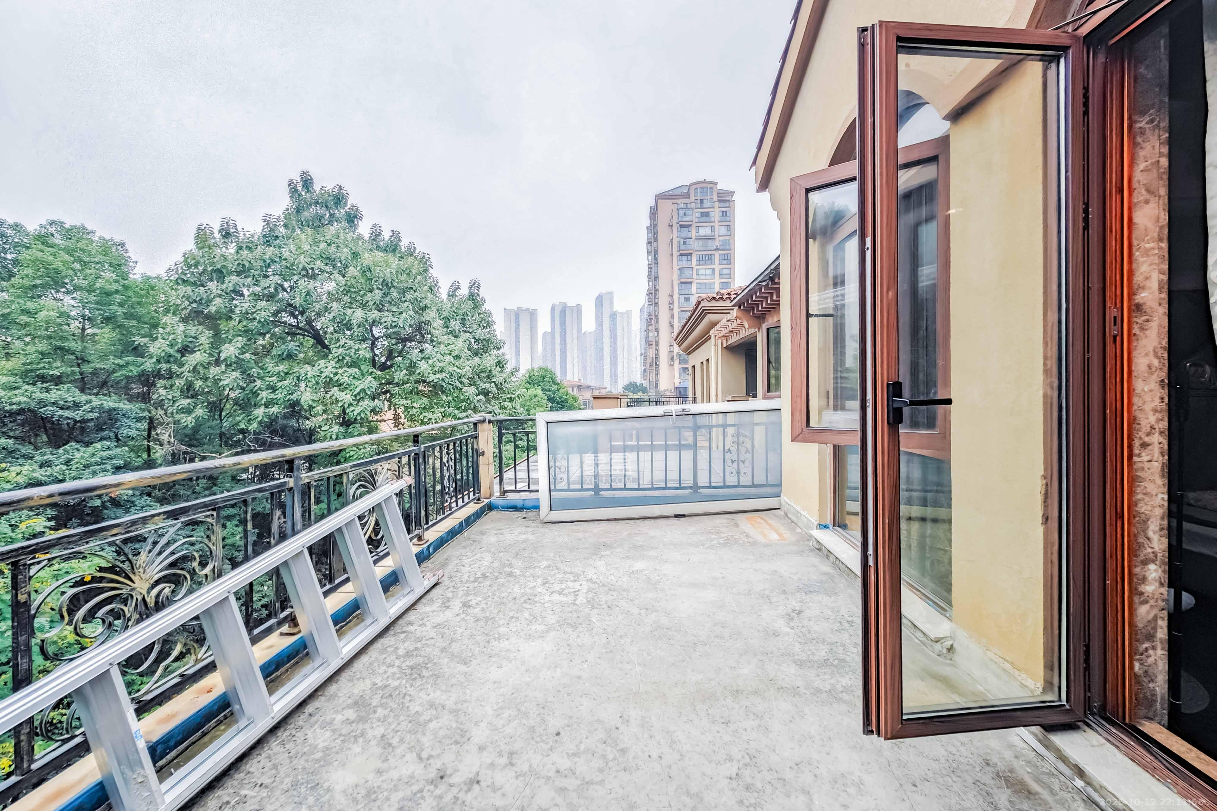 中城丽景香山园  5室3厅2卫    308.0万其他