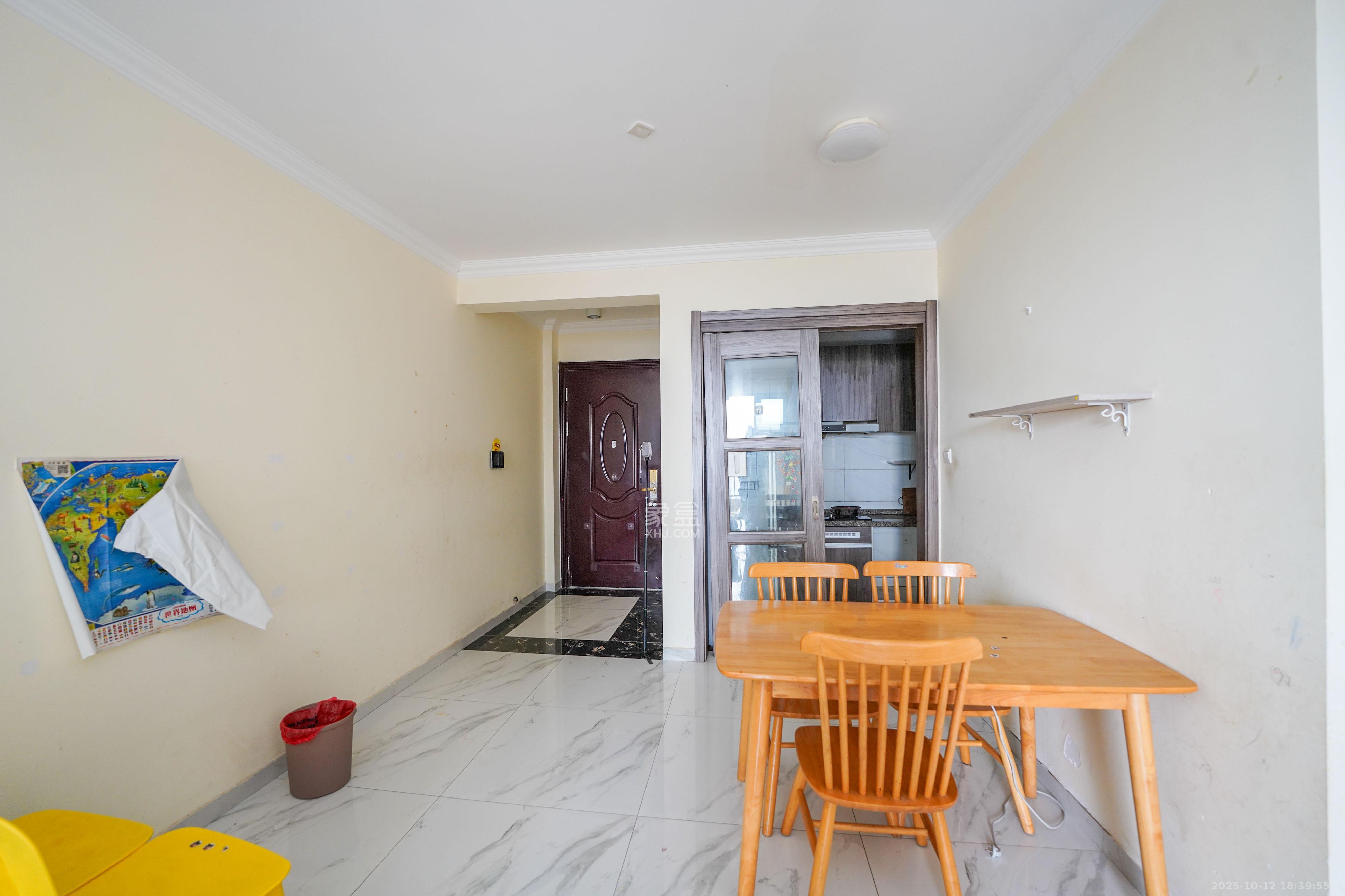 碧桂园公园壹号(凯怡茗苑) 3室2厅1卫 58.0万 碧桂园公园壹号(凯怡茗苑) 3室2厅1卫 58.0万客厅