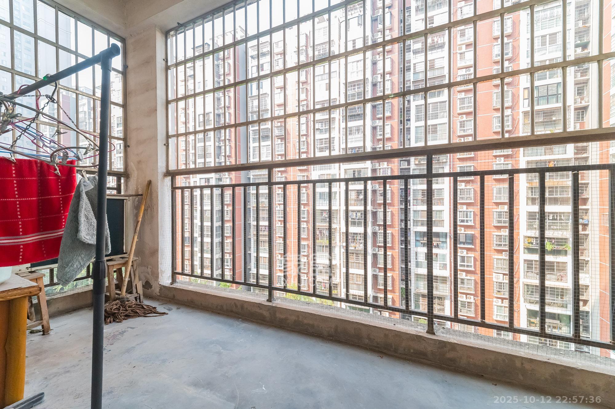 彩都公寓  1室1厅1卫    32.8万阳台