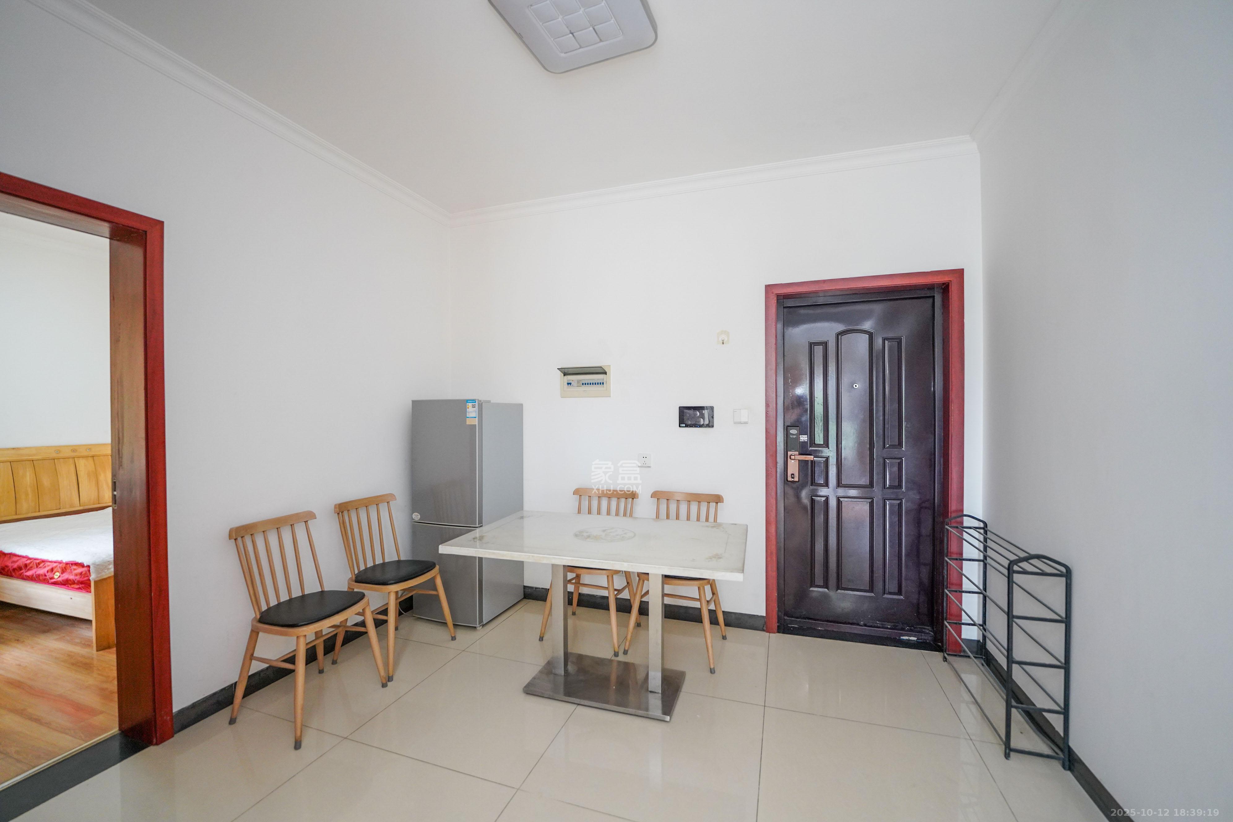 中悦领秀城  3室2厅1卫    48.0万客厅