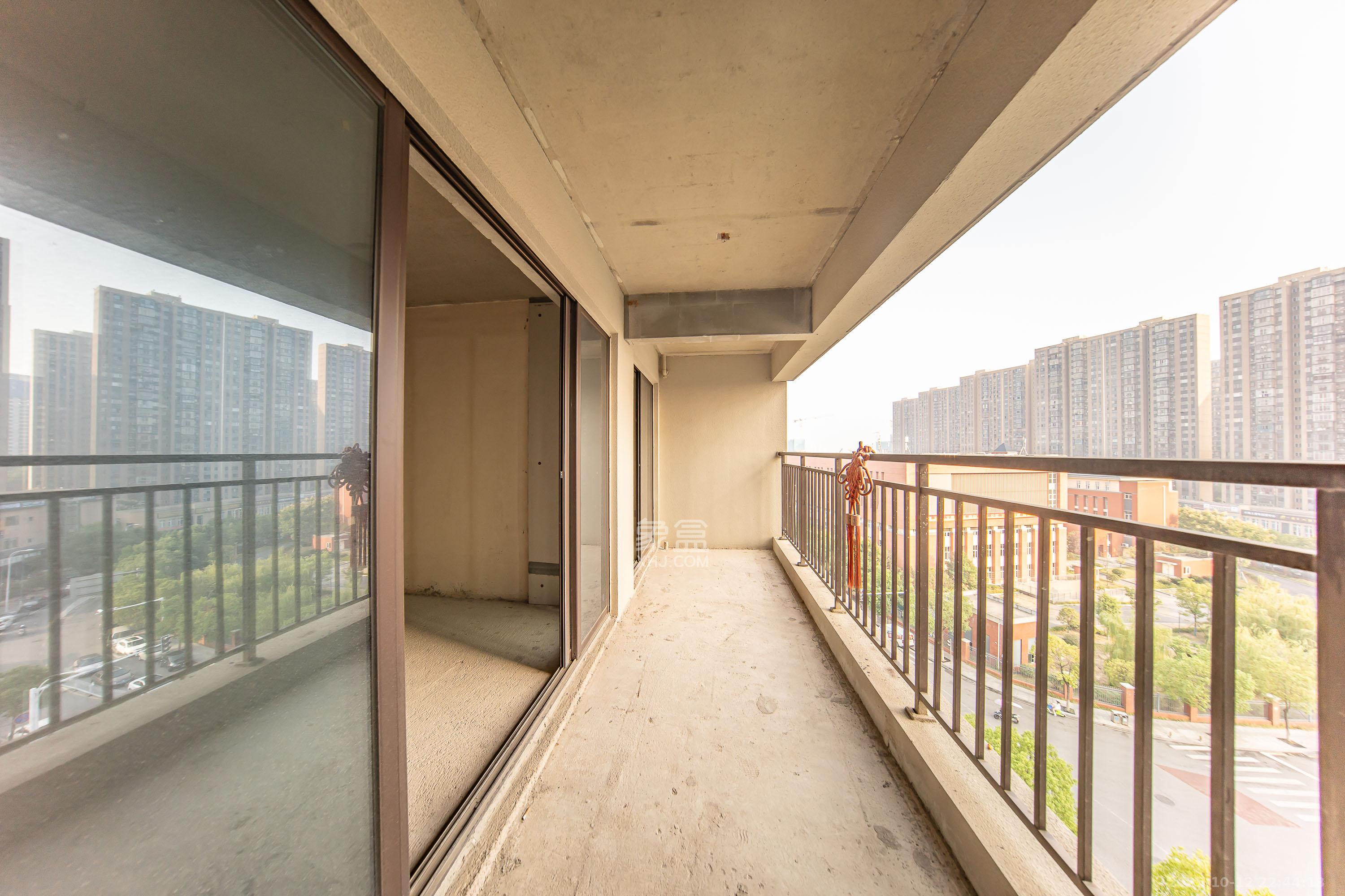 城发恒伟星雅韵(恒伟星辉苑) 4室2厅2卫 170.0万 城发恒伟星雅韵(恒伟星辉苑) 4室2厅2卫 170.0万阳台