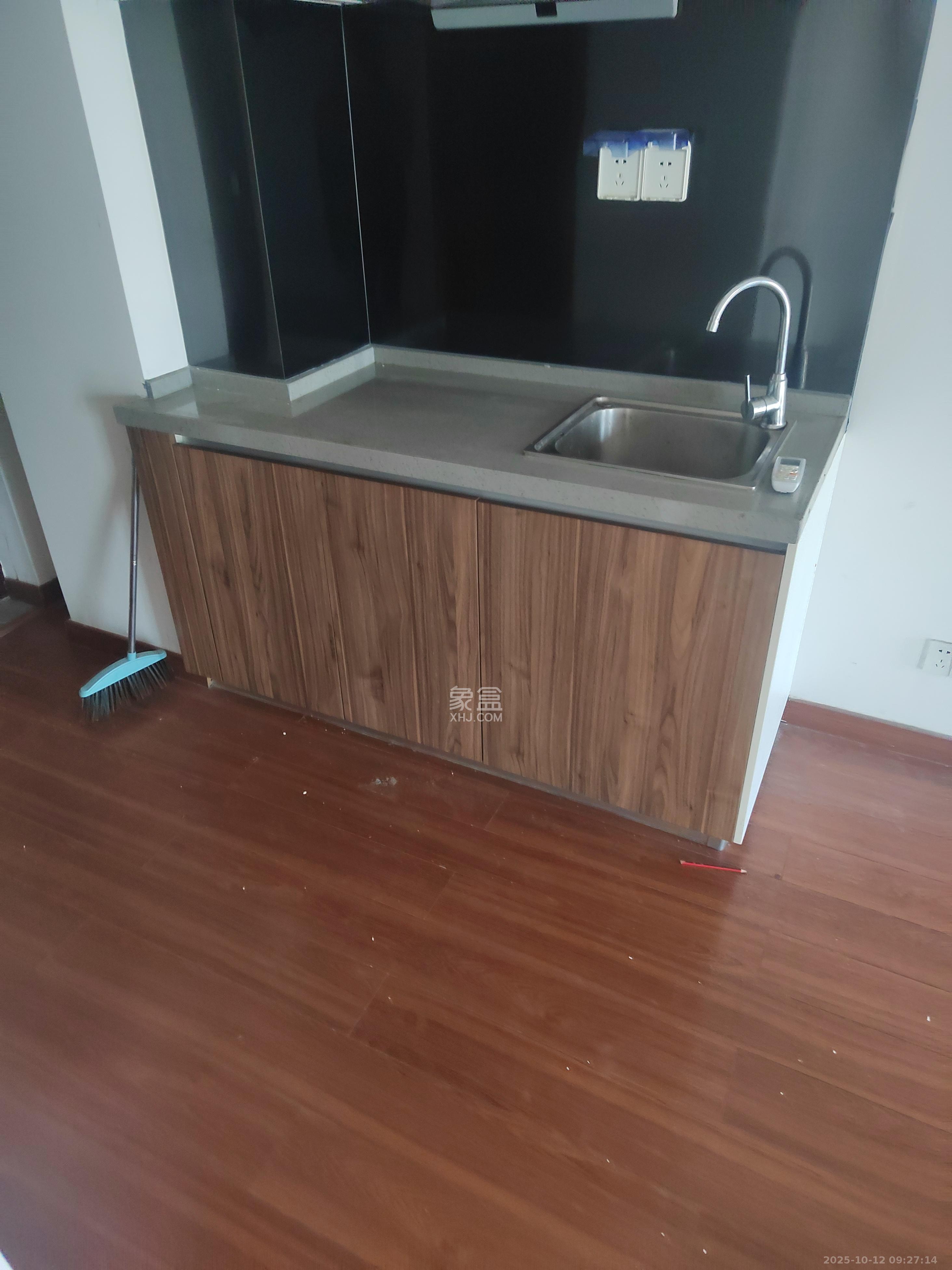 荣泰广场 2室1厅2卫 2000.0元/月 荣泰广场 2室1厅2卫 2000.0元/月室内图