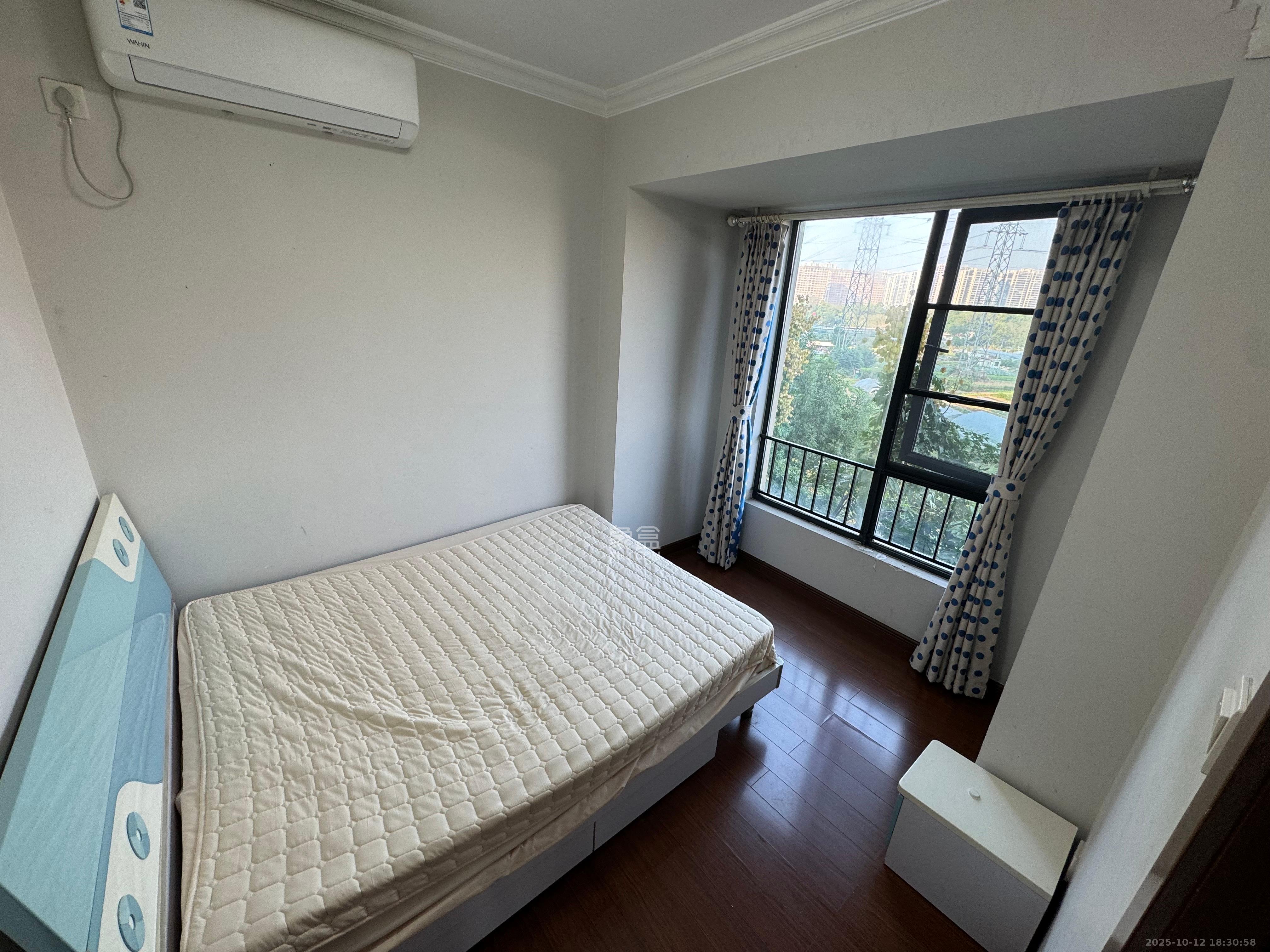 万科城  2室2厅1卫    2200.0元/月室内图