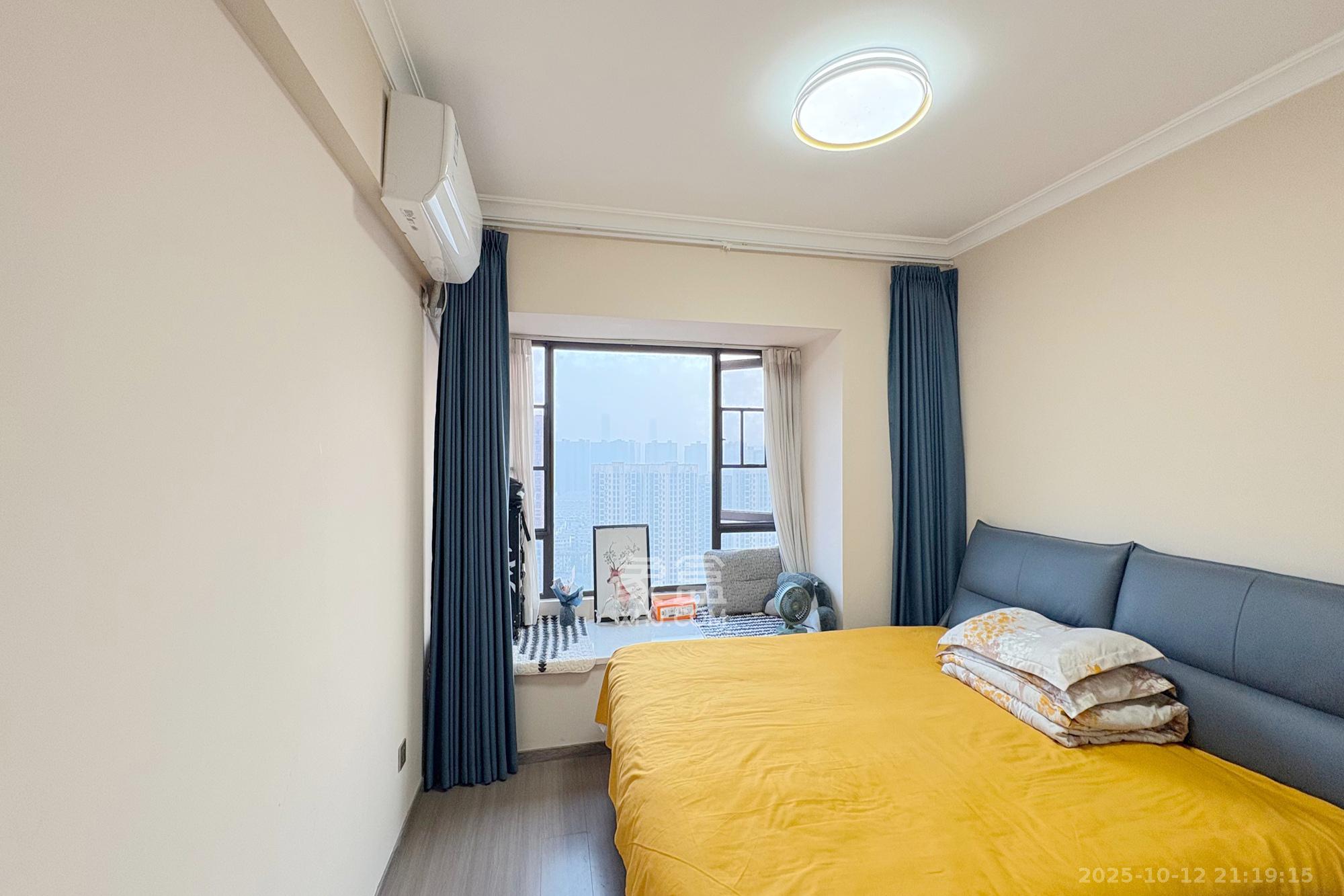 尚东金河湾  3室2厅2卫    120.0万卧室