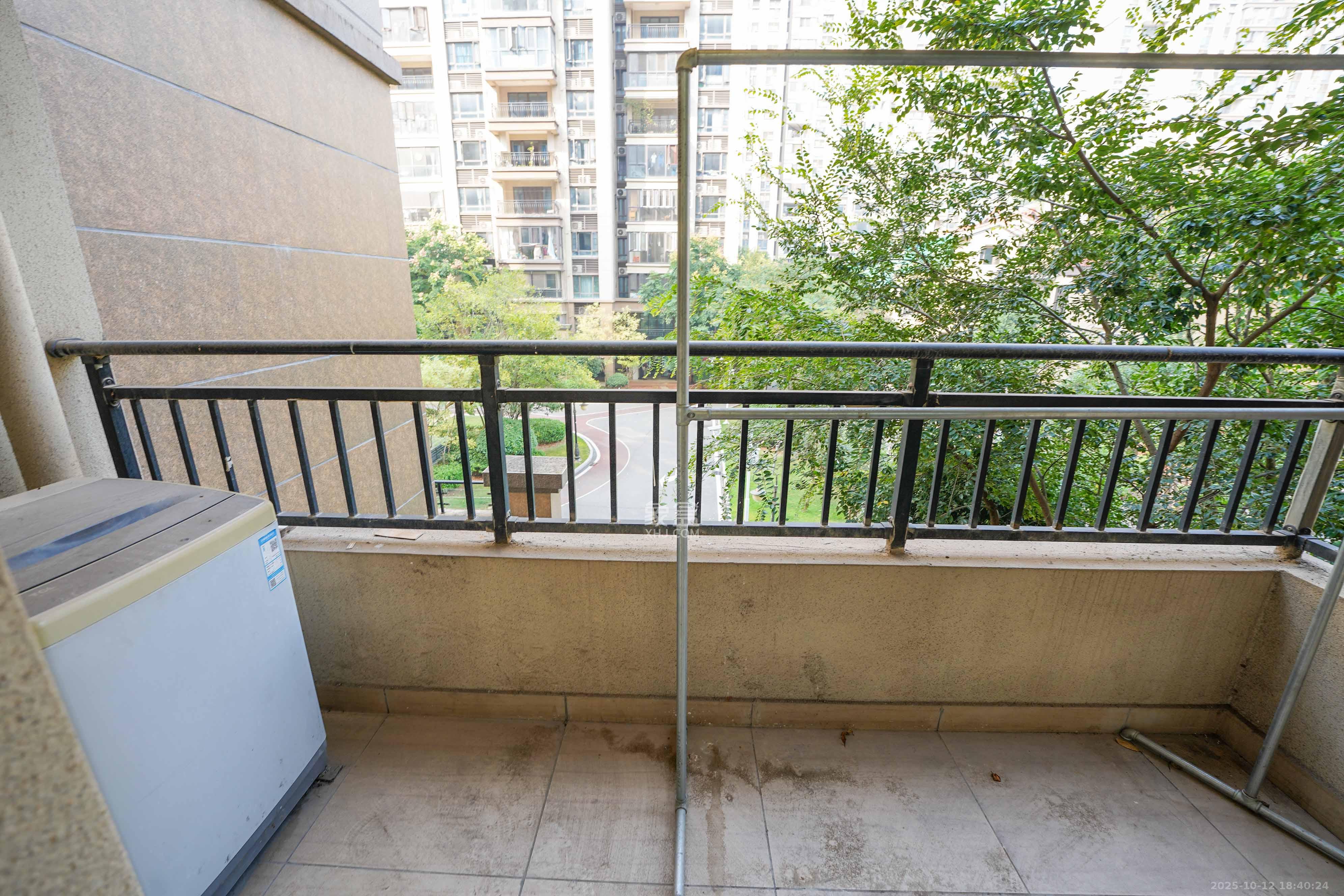 碧桂园公园壹号(凯怡茗苑) 4室2厅2卫 75.0万 碧桂园公园壹号(凯怡茗苑) 4室2厅2卫 75.0万阳台