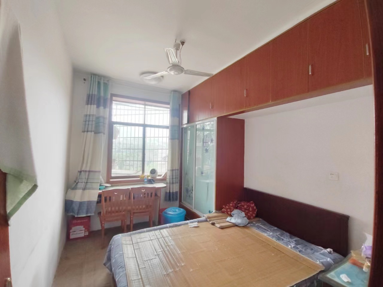 市人大政协机关大院住宅区(老市委) 1室1厅1卫 400.0元/月 市人大政协机关大院住宅区(老市委) 1室1厅1卫 400.0元/月室内图