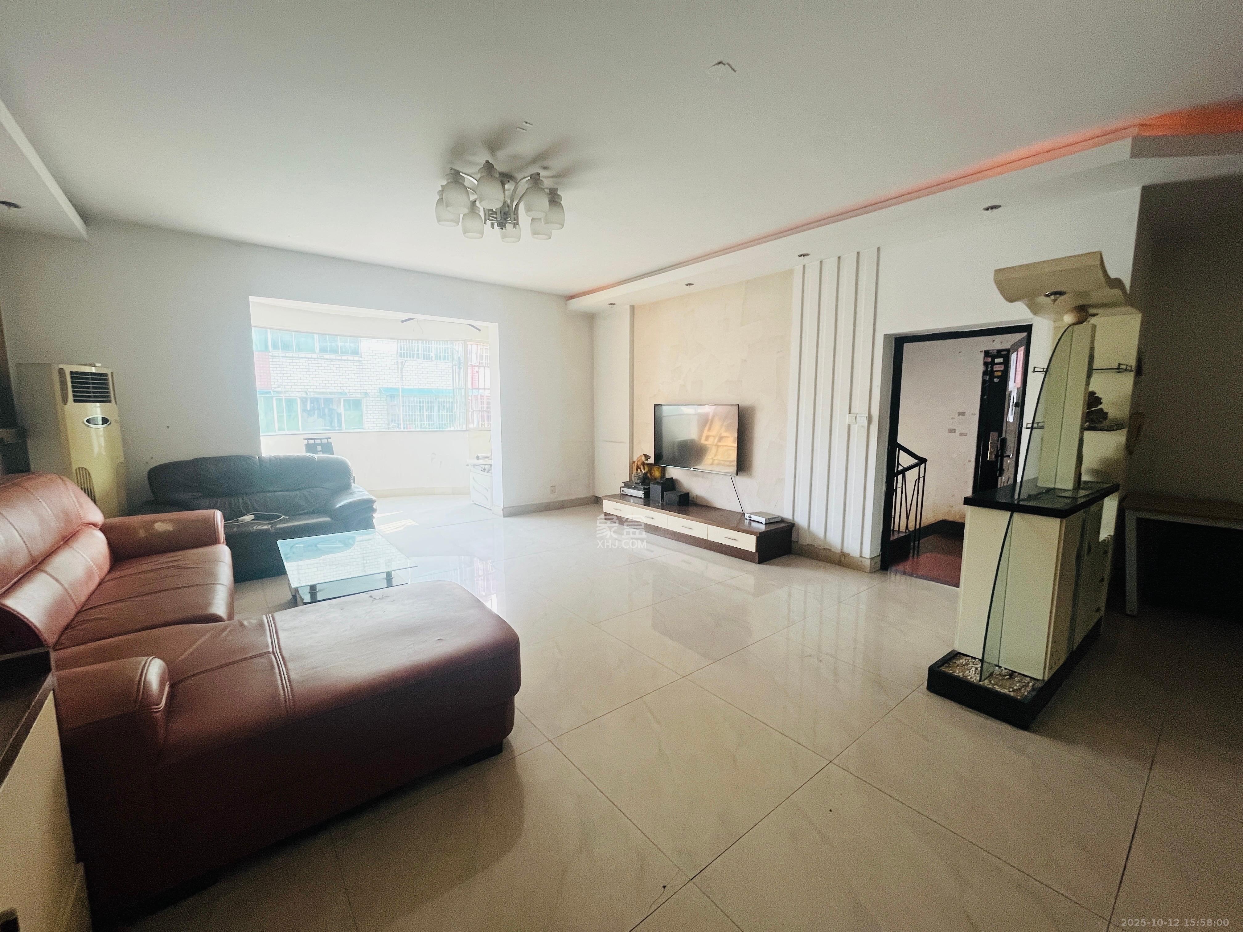 石岭小区A区  3室2厅2卫    2600.0元/月 石岭小区A区  3室2厅2卫    2600.0元/月室内图