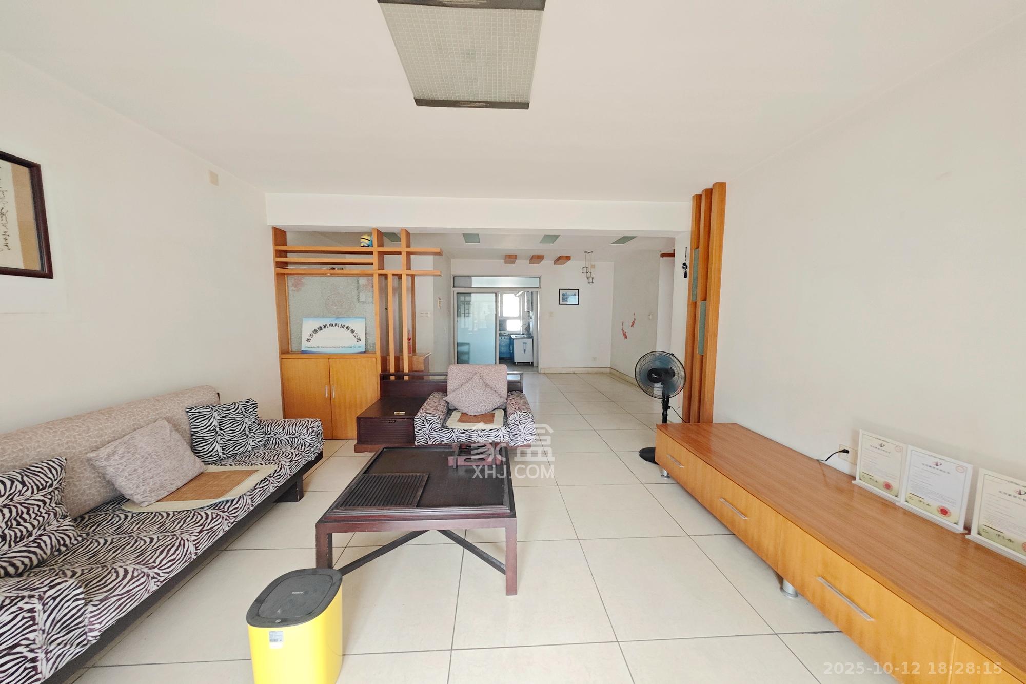 怡景民居 4室2厅2卫 53.0万 怡景民居 4室2厅2卫 53.0万客厅