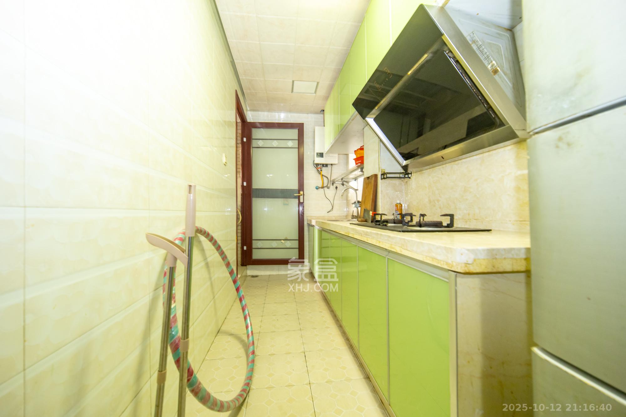 新长海广场  3室2厅1卫    36.0万厨房