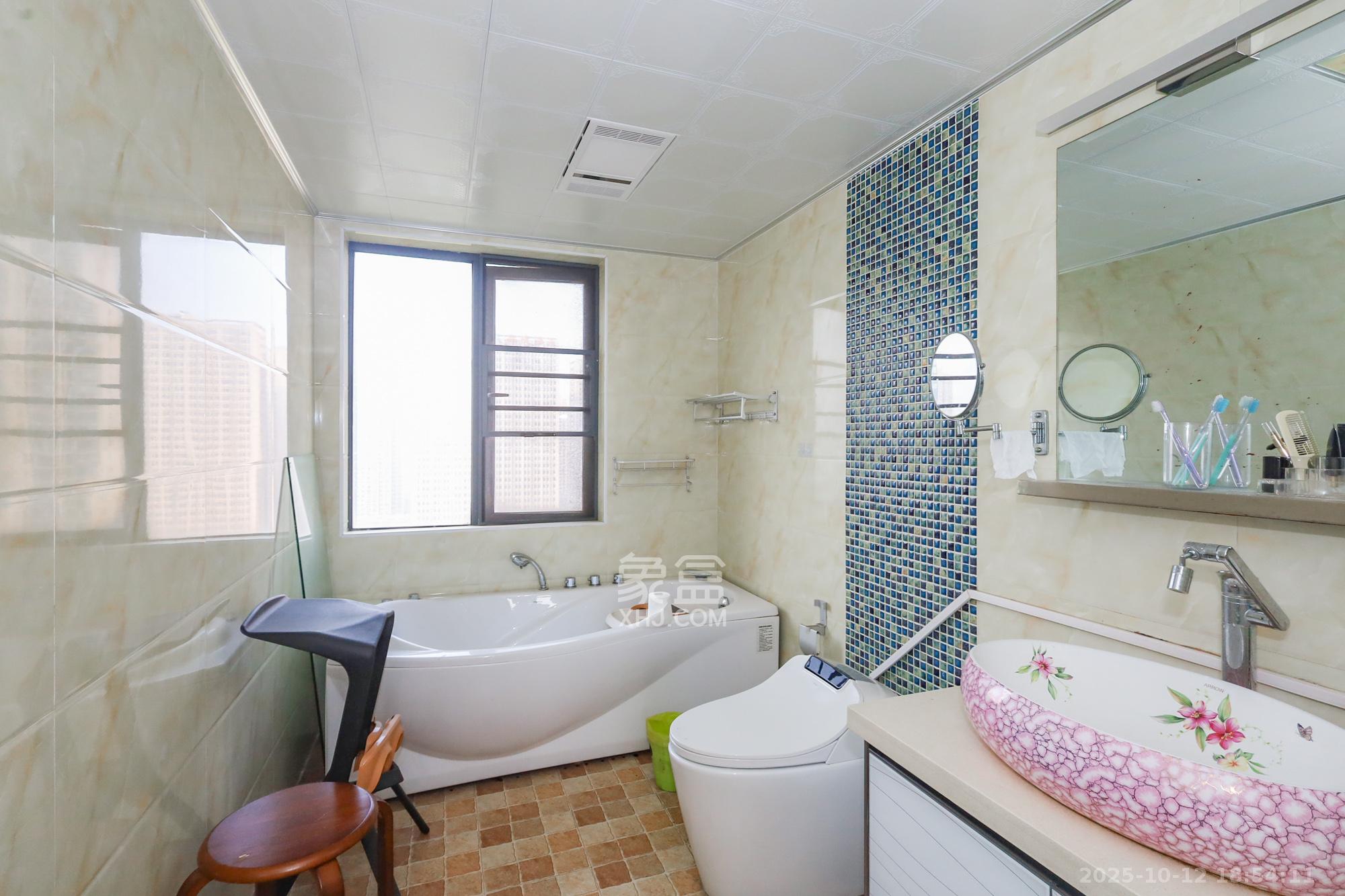 钰龙天下一期  4室2厅2卫    268.0万卫生间