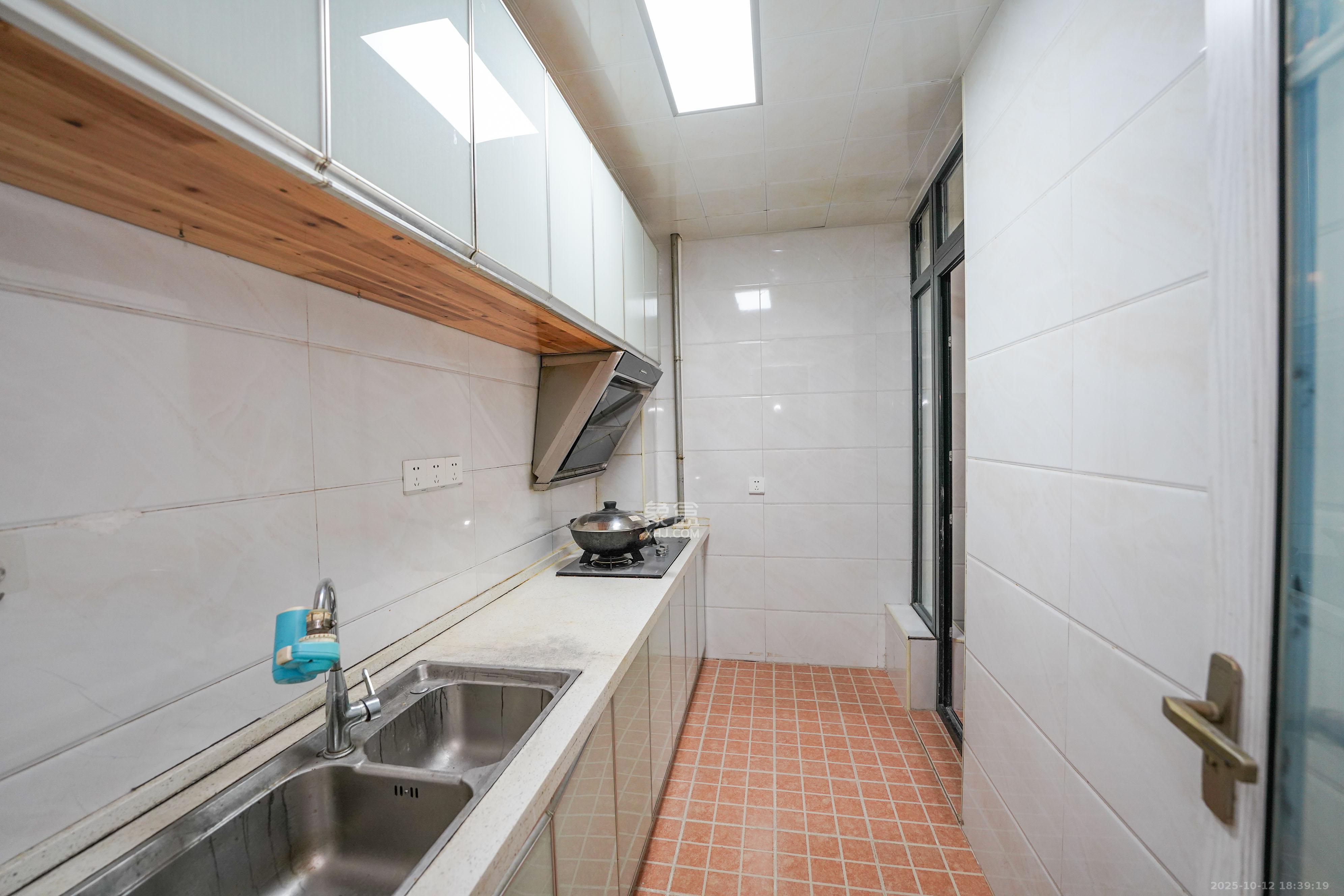 中悦领秀城  3室2厅1卫    48.0万厨房