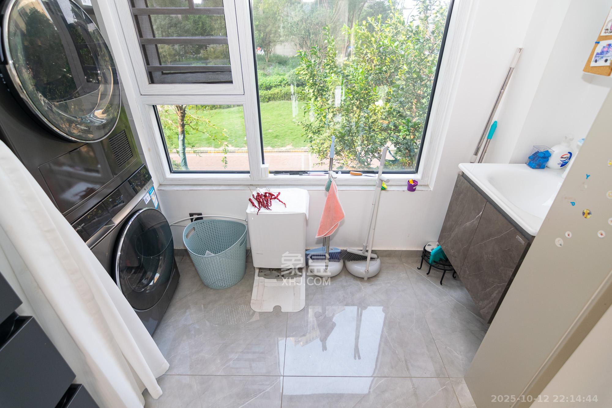 金地三千府（金地湖山樾、金地自在城）  3室2厅2卫    90.0万阳台