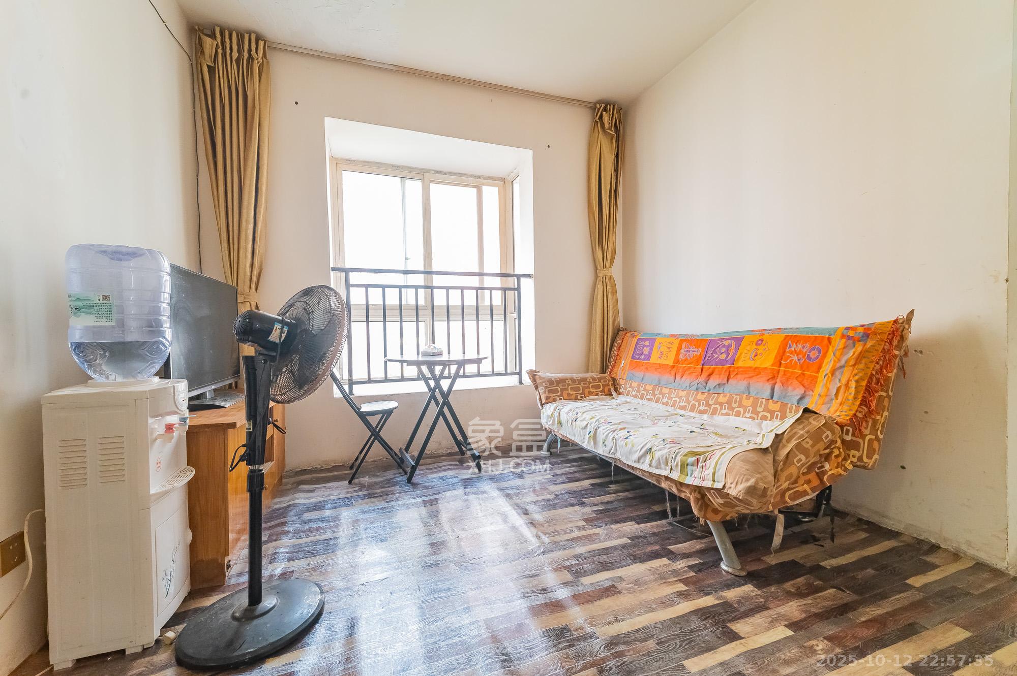 彩都公寓  1室1厅1卫    32.8万客厅