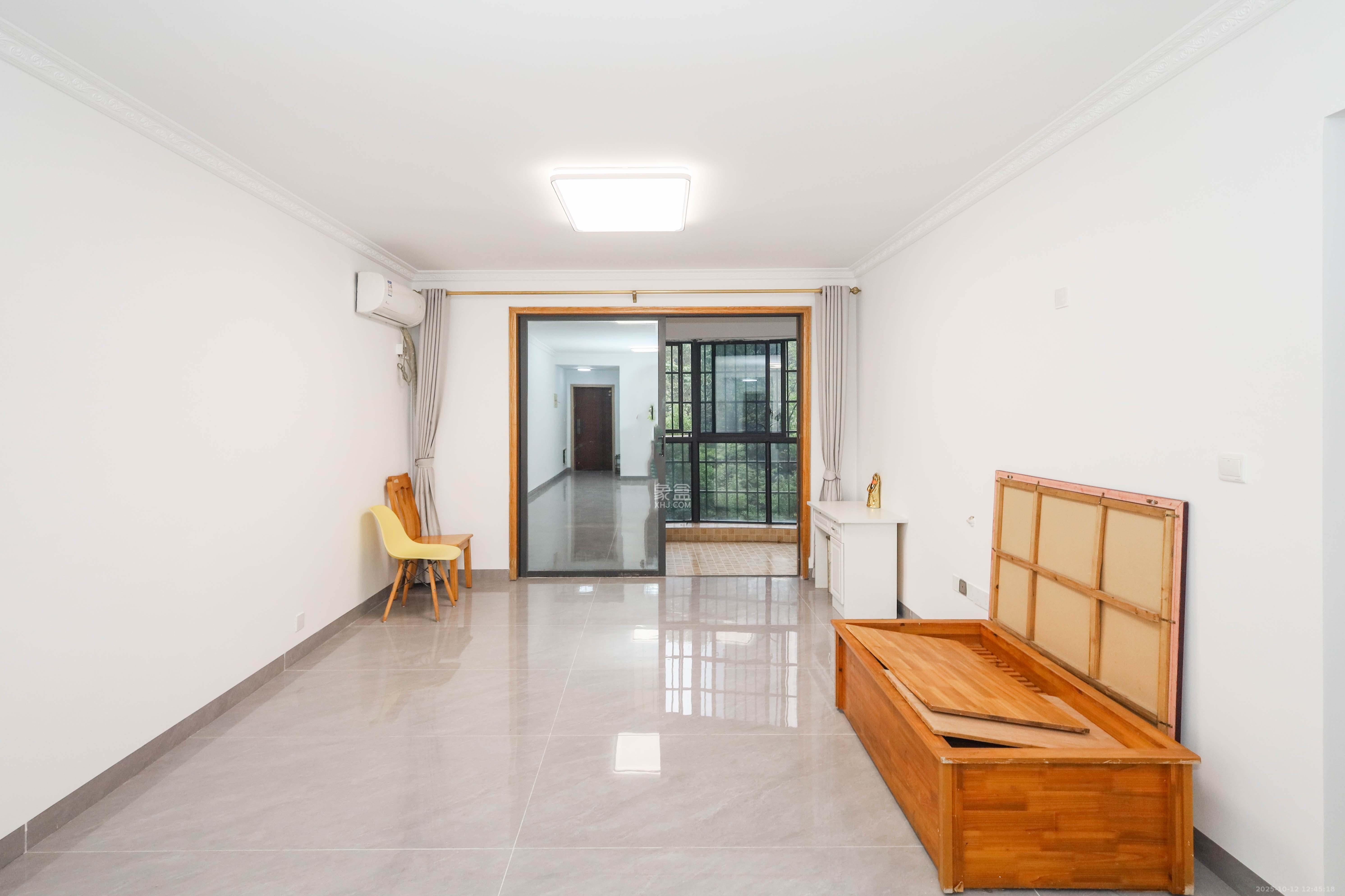 保利麓谷林语C区 3室1厅1卫 98.0万 保利麓谷林语C区 3室1厅1卫 98.0万客厅