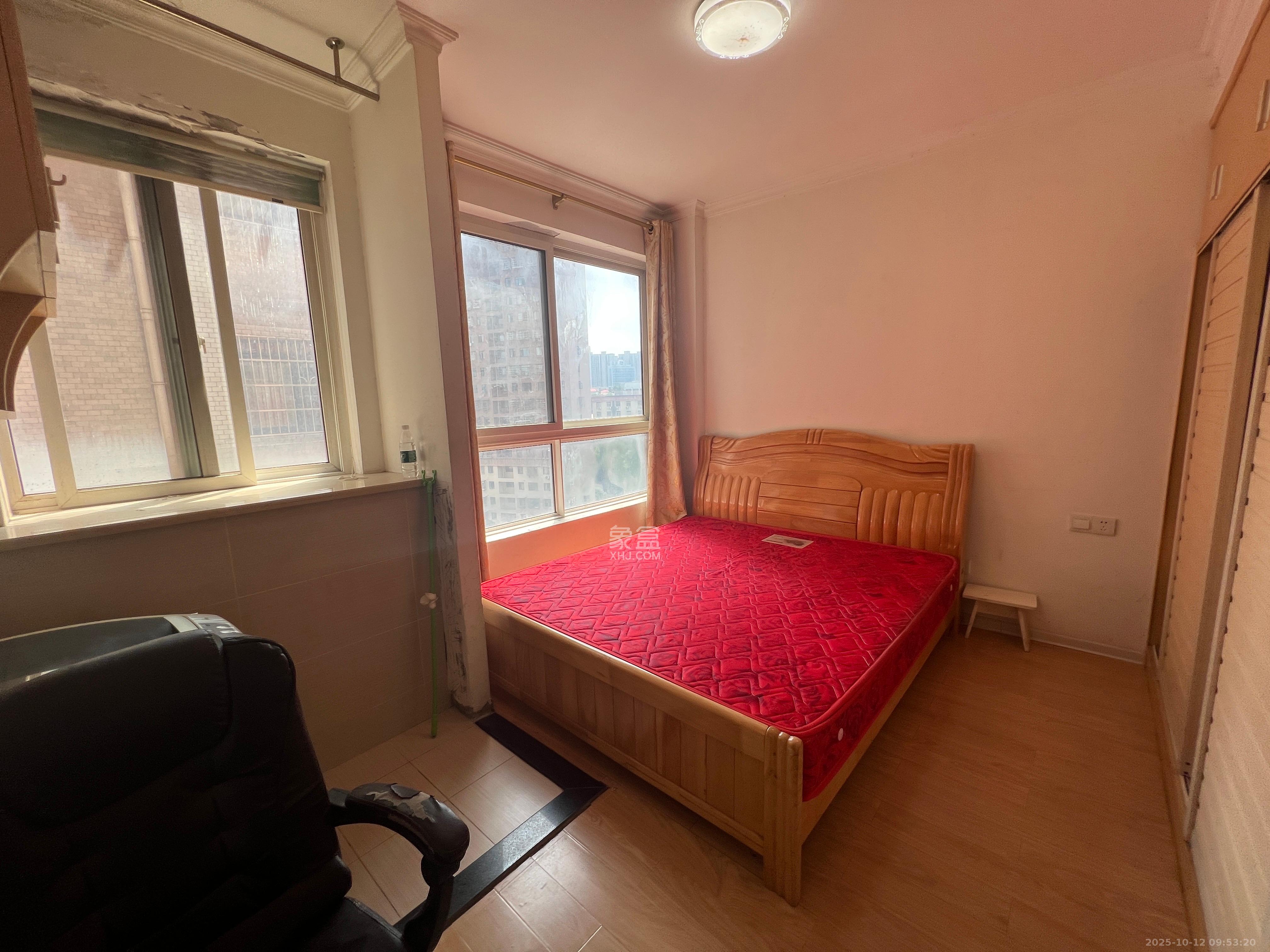 月亮湾草莓街区一、二期  1室1厅1卫    2000.0元/月室内图