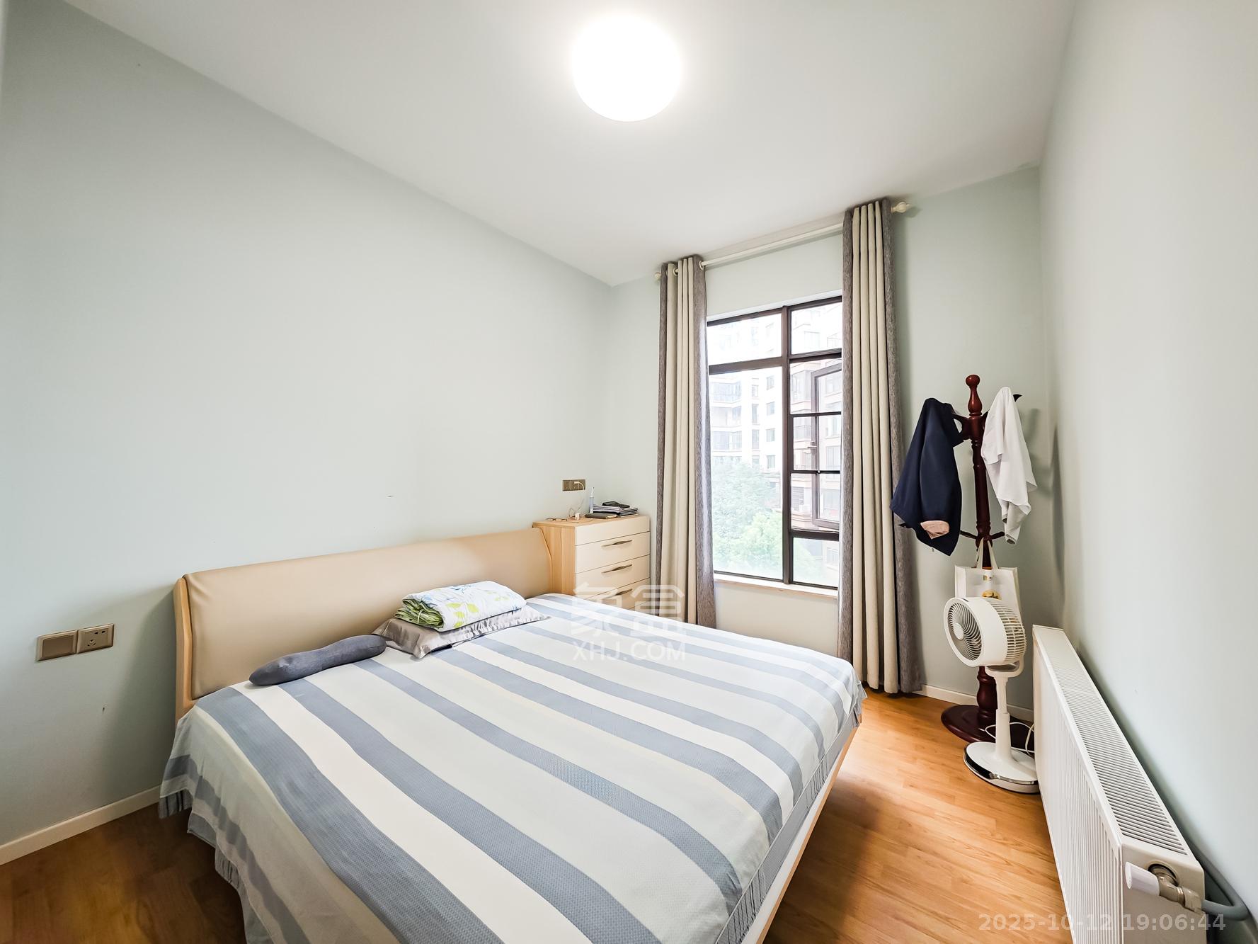 绿地海外滩一期 4室2厅2卫 180.0万 绿地海外滩一期 4室2厅2卫 180.0万卧室