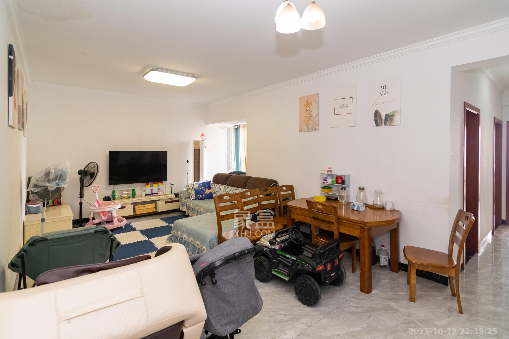 金地三千府(金地湖山樾、金地自在城)  3室2厅1卫    58.0万 金地三千府(金地湖山樾、金地自在城)  3室2厅1卫    58.0万客厅