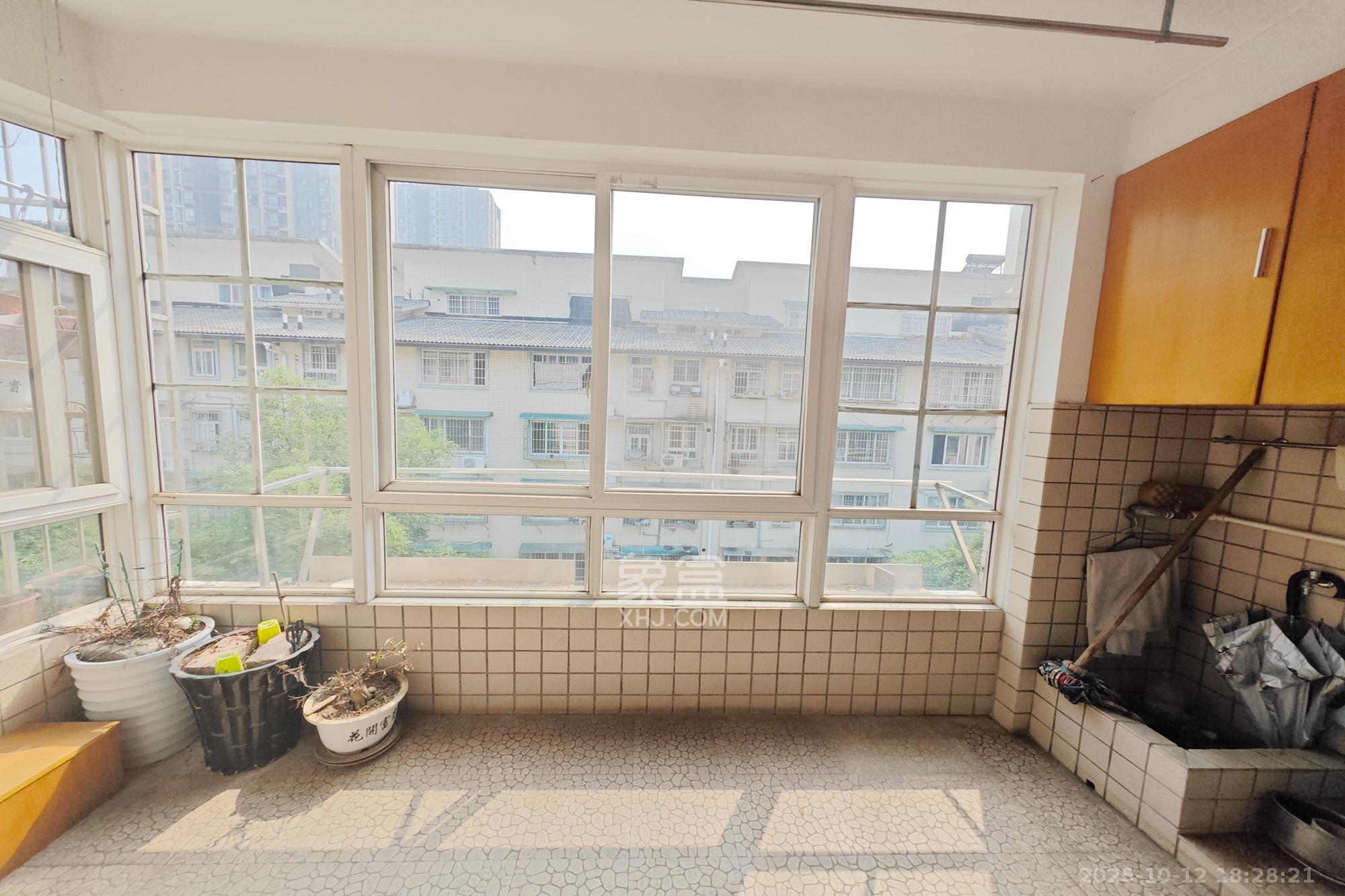 怡景民居 4室2厅2卫 53.0万 怡景民居 4室2厅2卫 53.0万阳台