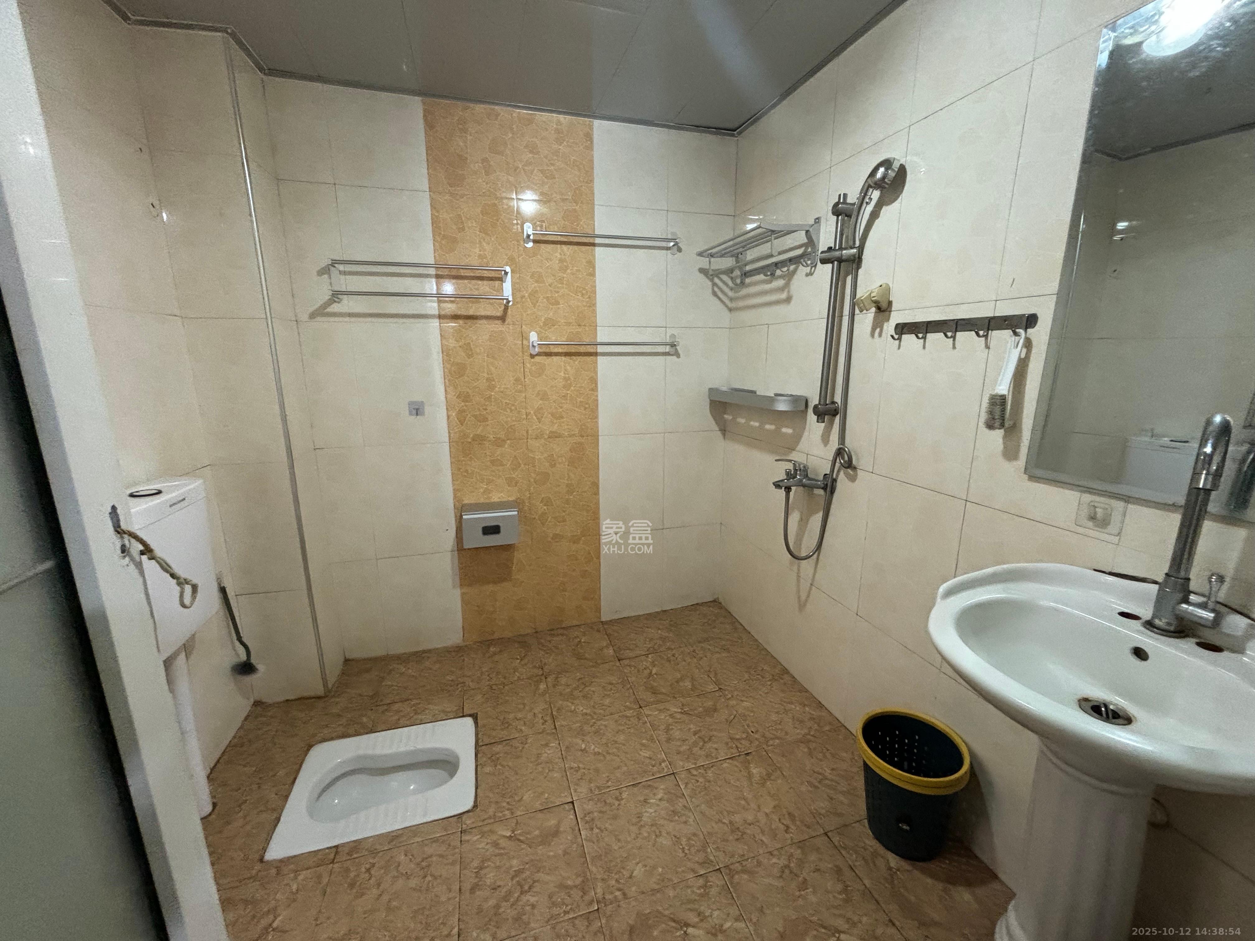 香槟小镇(香槟花苑)  3室2厅1卫    1900.0元/月 香槟小镇(香槟花苑)  3室2厅1卫    1900.0元/月室内图