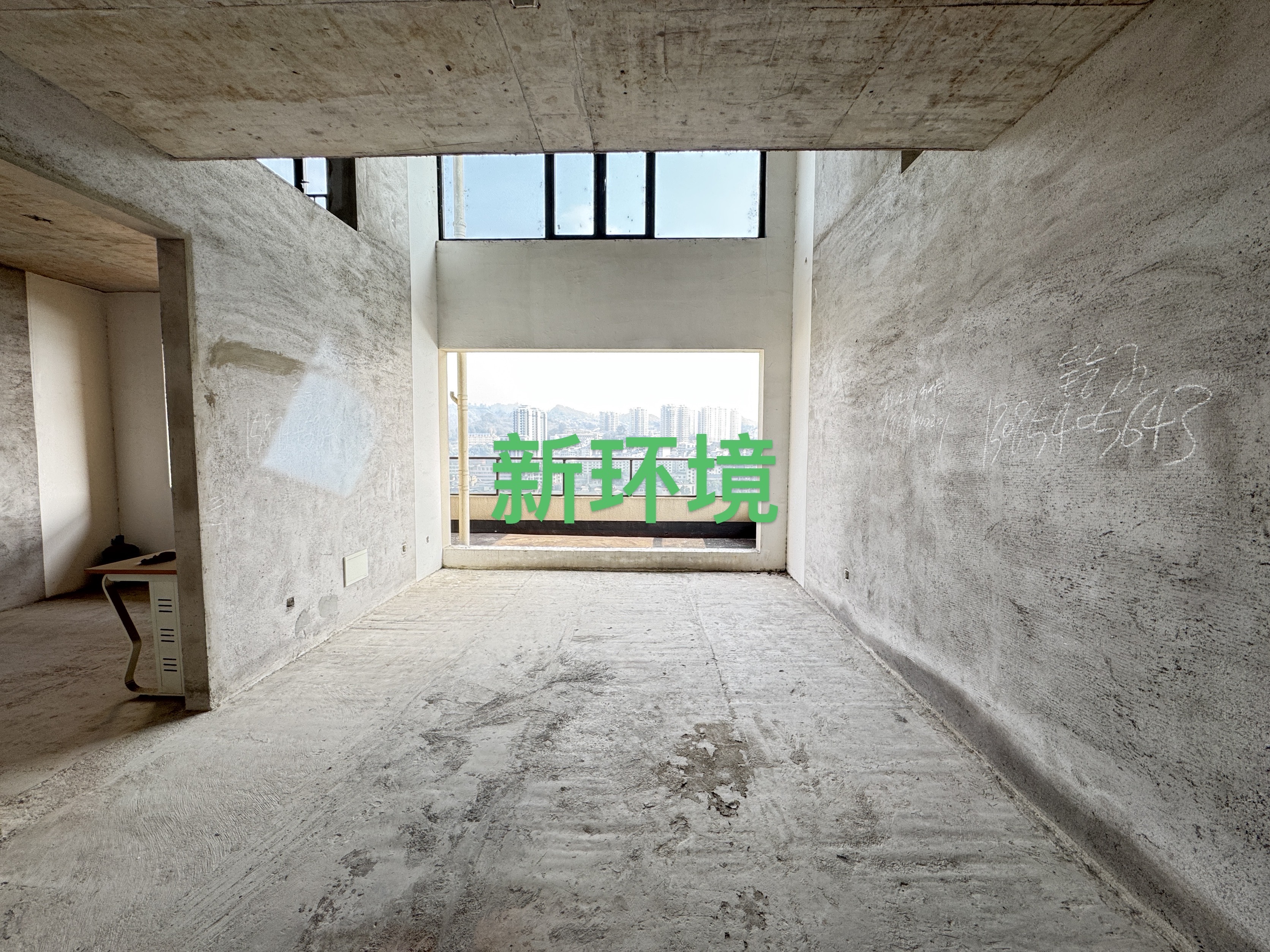 江与城  4室2厅2卫    135.0万客厅