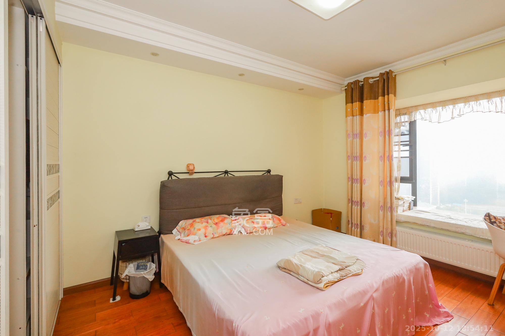 钰龙天下一期  4室2厅2卫    268.0万卧室