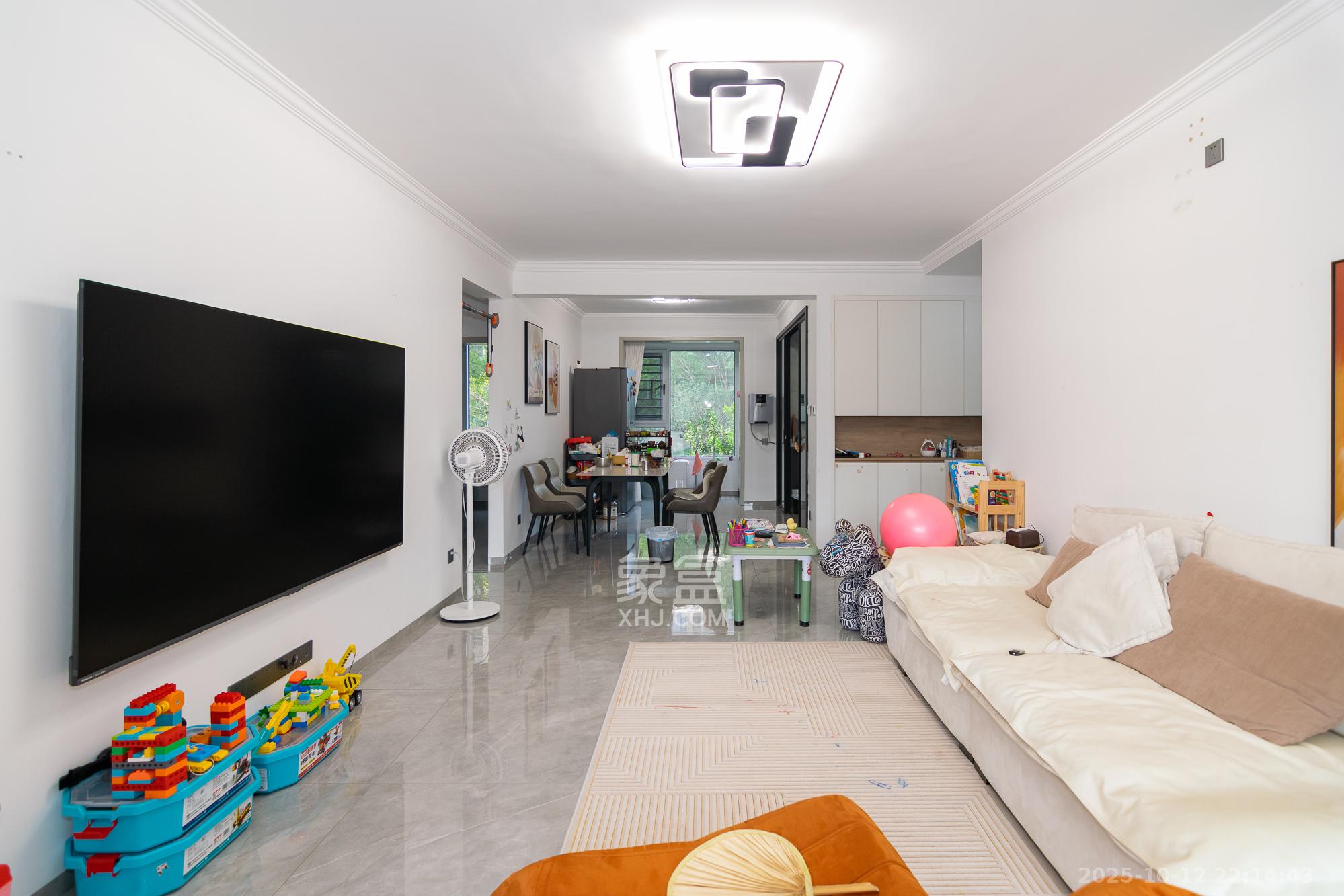 金地三千府(金地湖山樾、金地自在城) 3室2厅2卫 90.0万 金地三千府(金地湖山樾、金地自在城) 3室2厅2卫 90.0万客厅