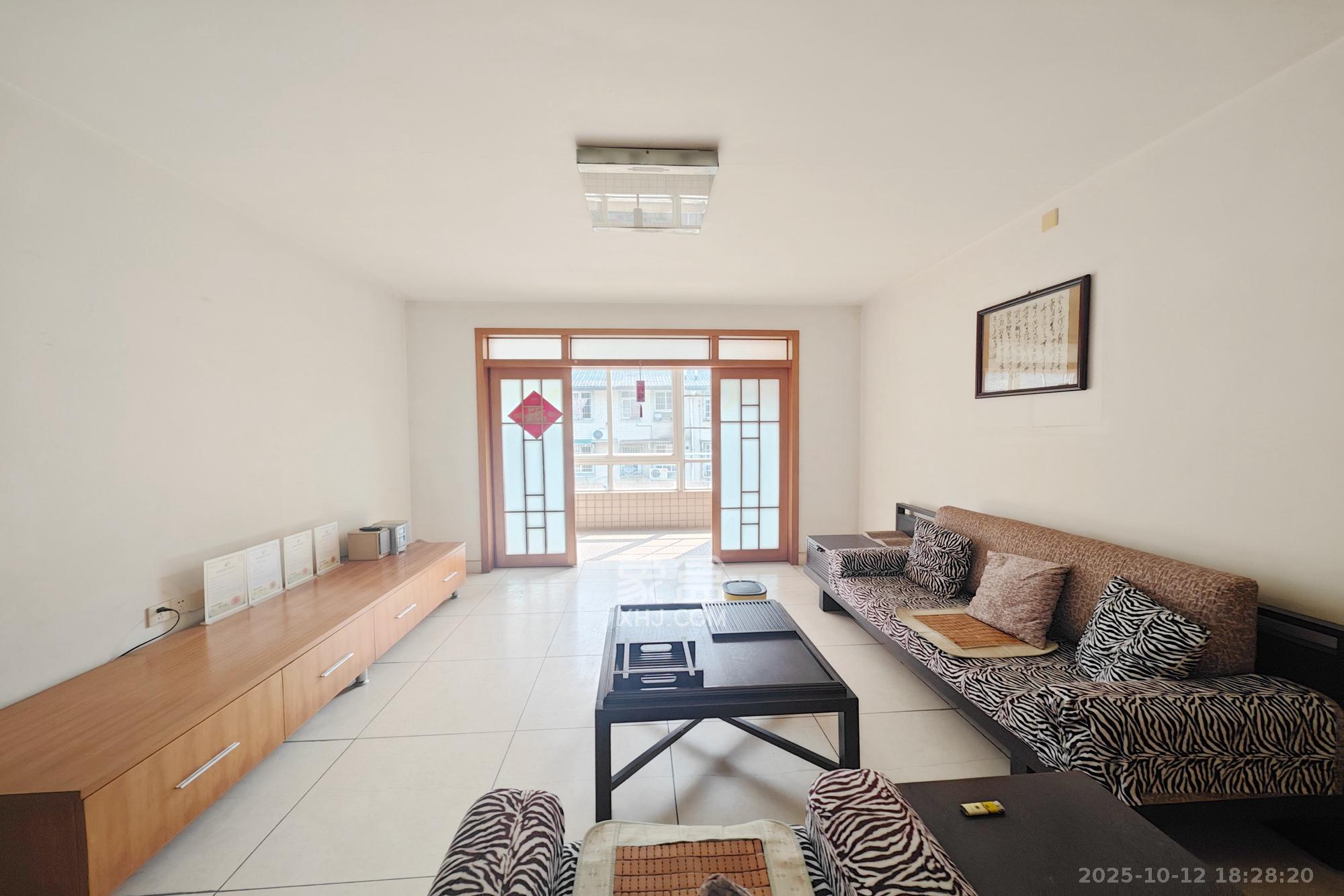 怡景民居 4室2厅2卫 53.0万 怡景民居 4室2厅2卫 53.0万客厅