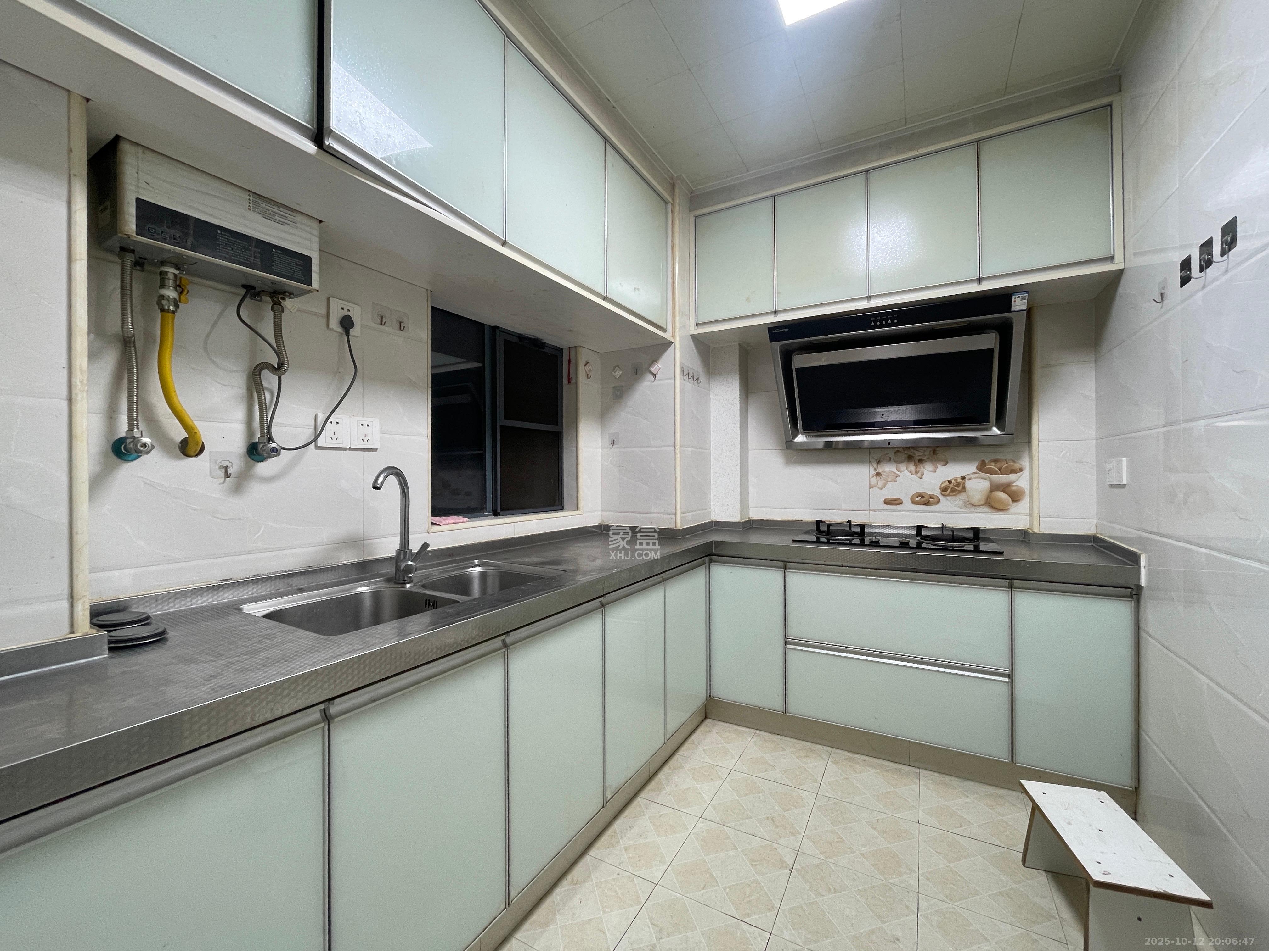 荣盛花语书苑  3室2厅1卫    2500.0元/月 荣盛花语书苑  3室2厅1卫    2500.0元/月室内图