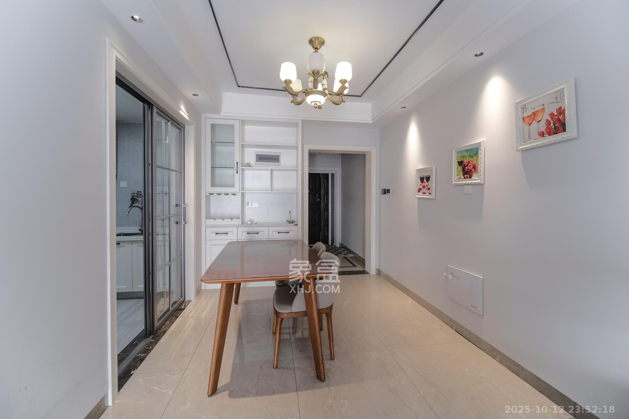 盛地尊域  1室2厅1卫    110.0万客厅