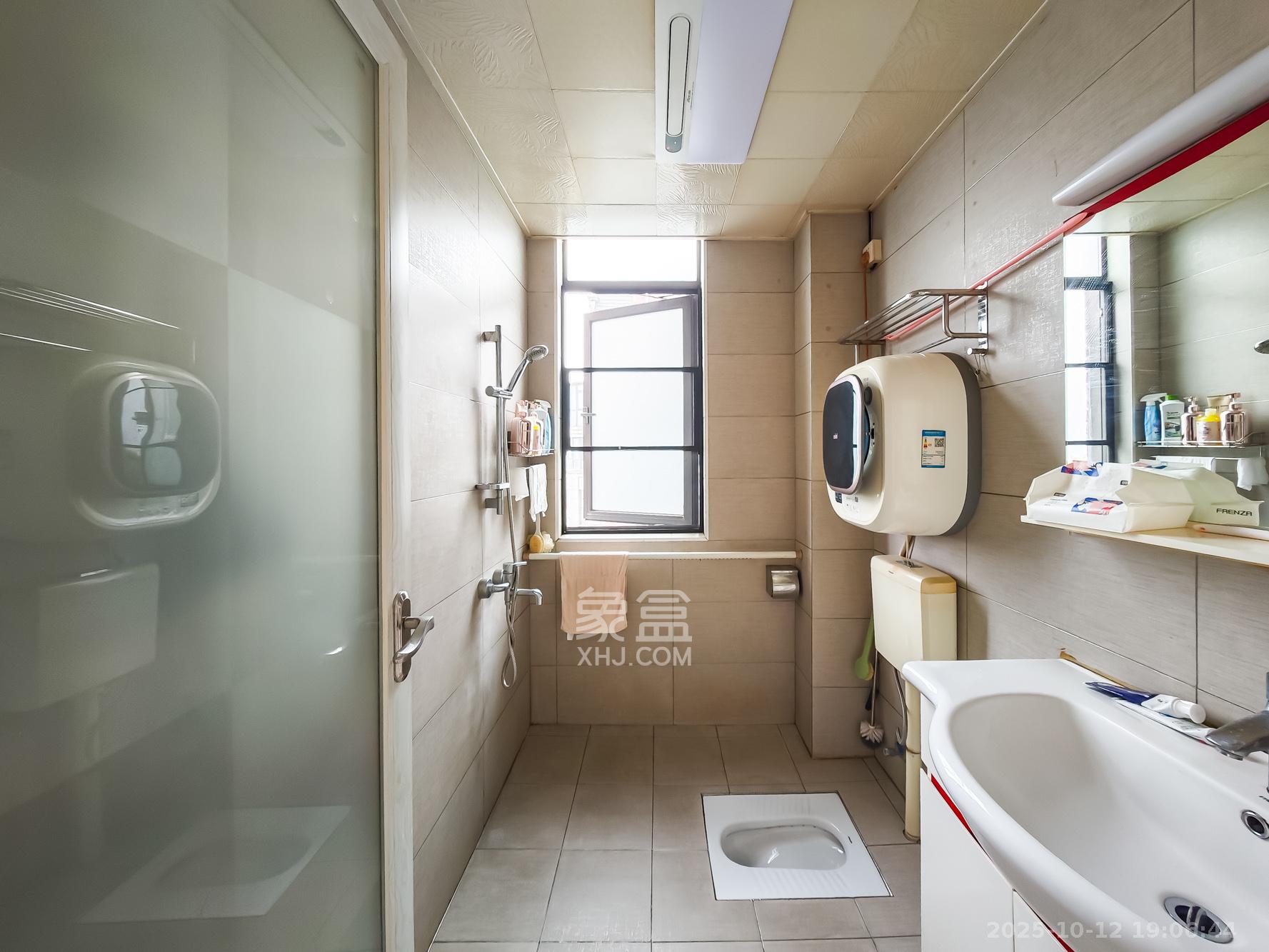 绿地海外滩一期 4室2厅2卫 180.0万 绿地海外滩一期 4室2厅2卫 180.0万卫生间