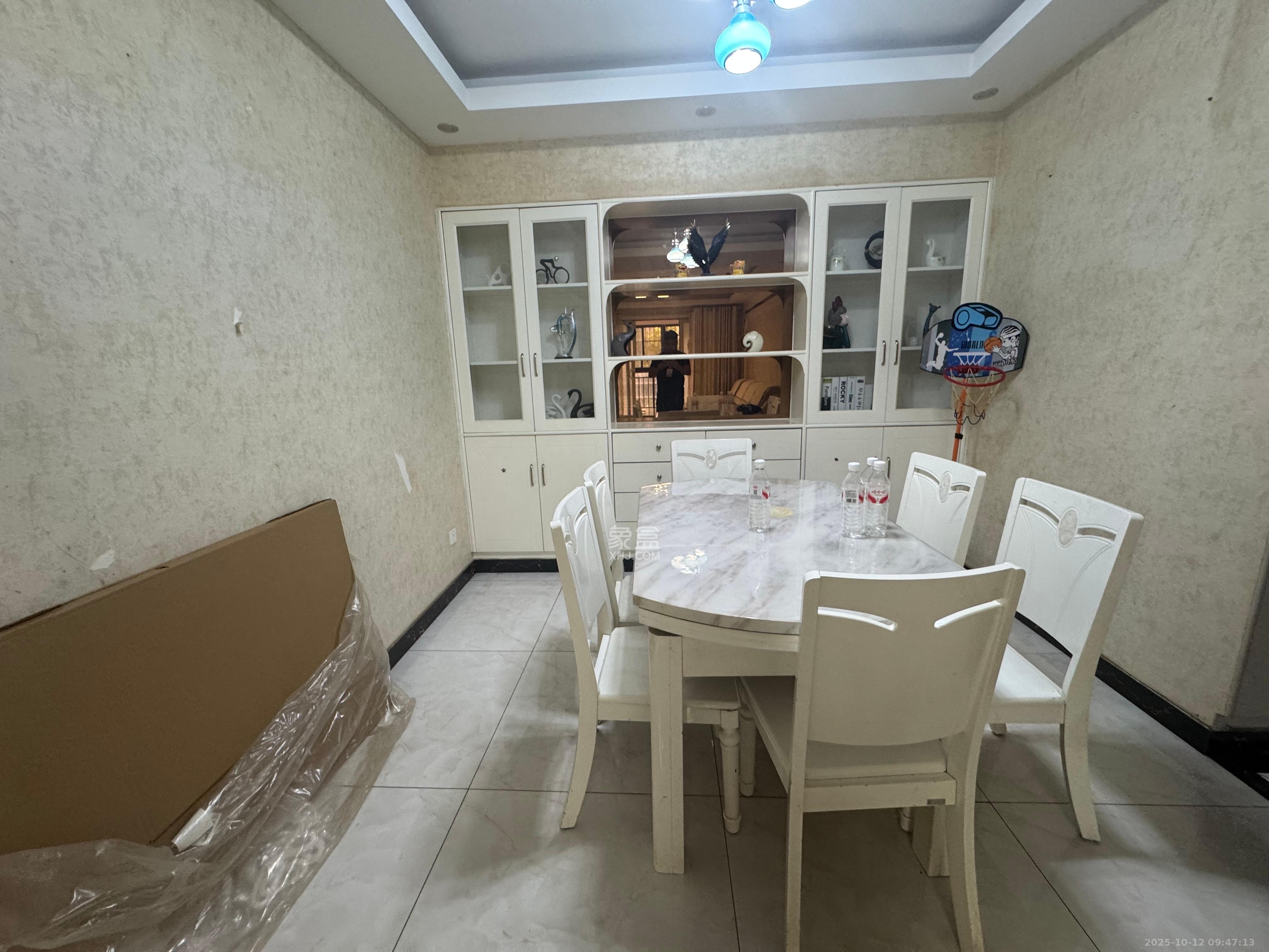 童话里  4室2厅2卫    2400.0元/月室内图