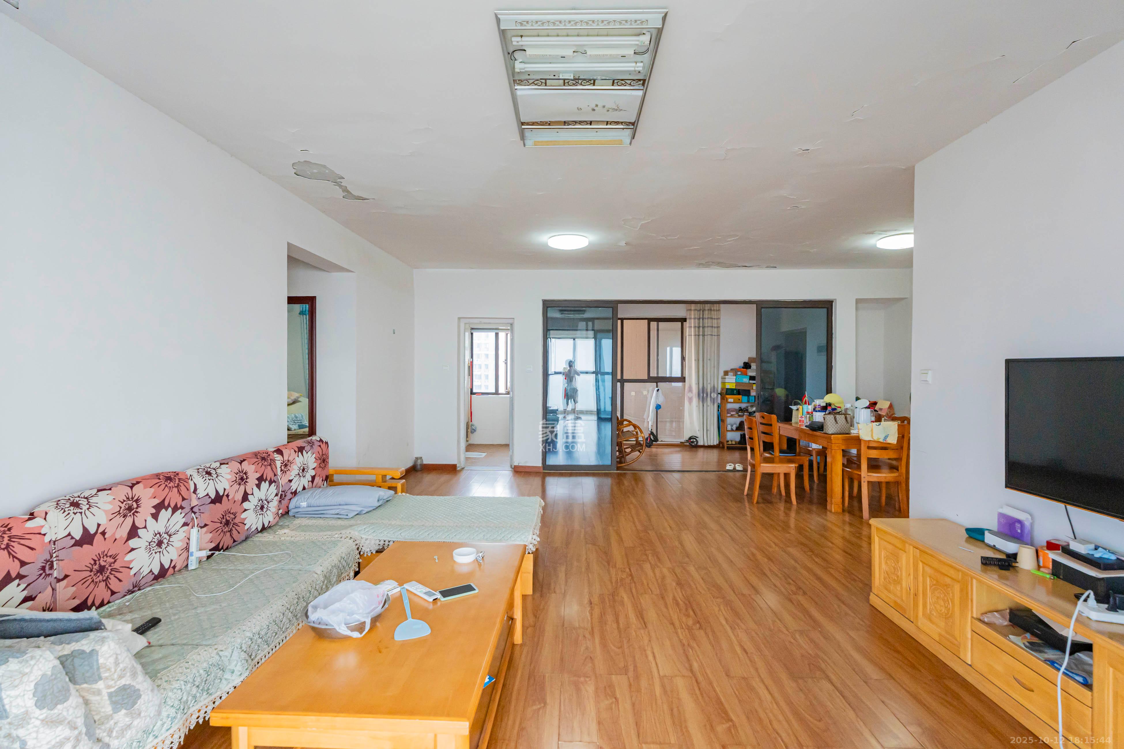 海洋半岛(月珑湾) 3室2厅2卫 138.0万 海洋半岛(月珑湾) 3室2厅2卫 138.0万客厅