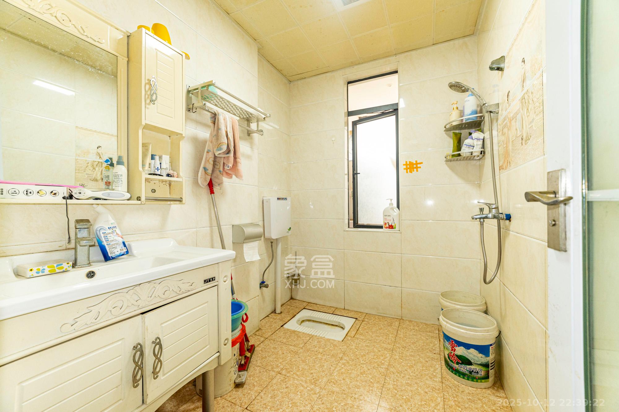 鹏基诺亚山林  4室2厅2卫    96.0万卫生间