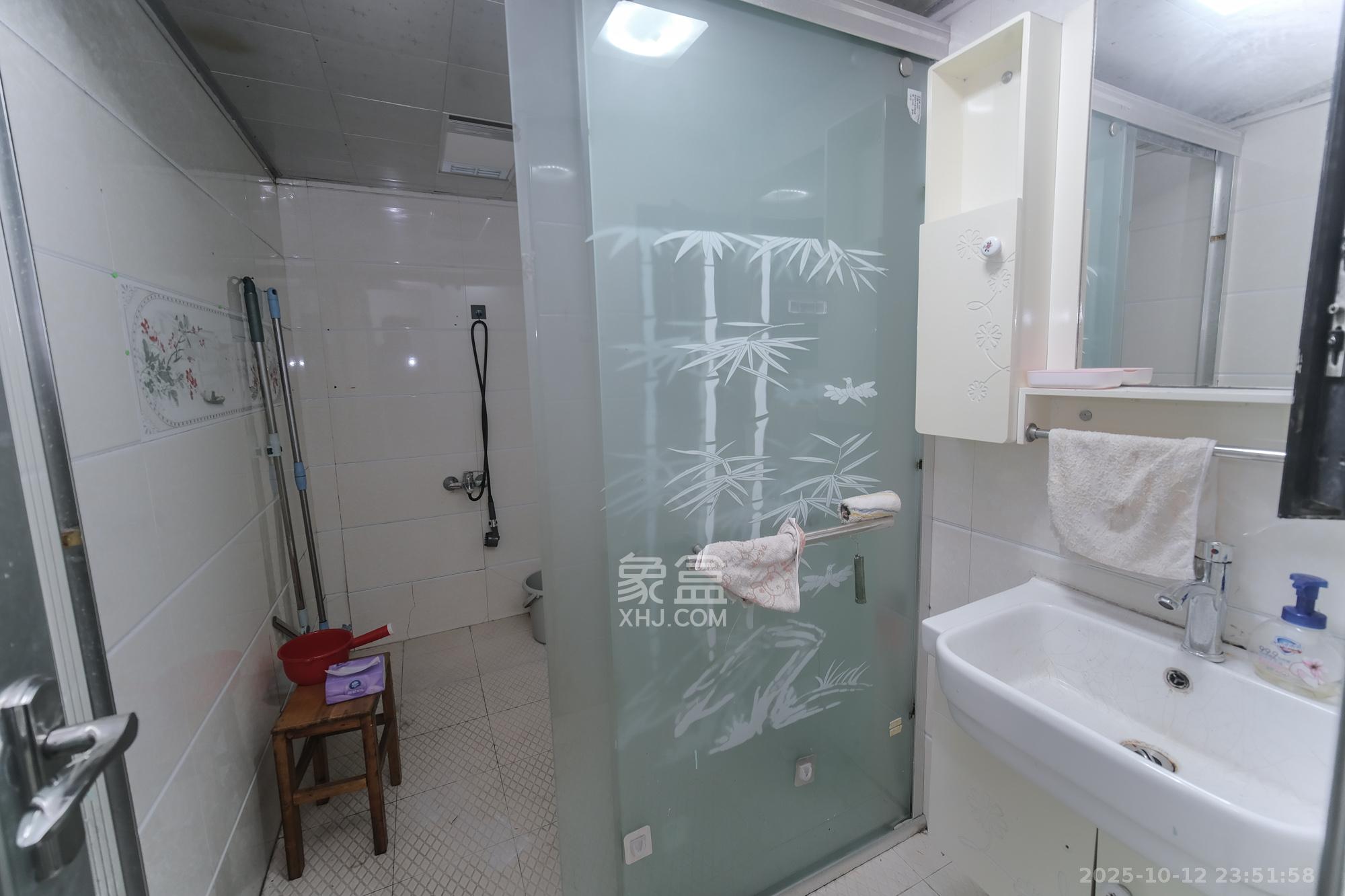 三一街区  1室2厅1卫    88.8万卫生间