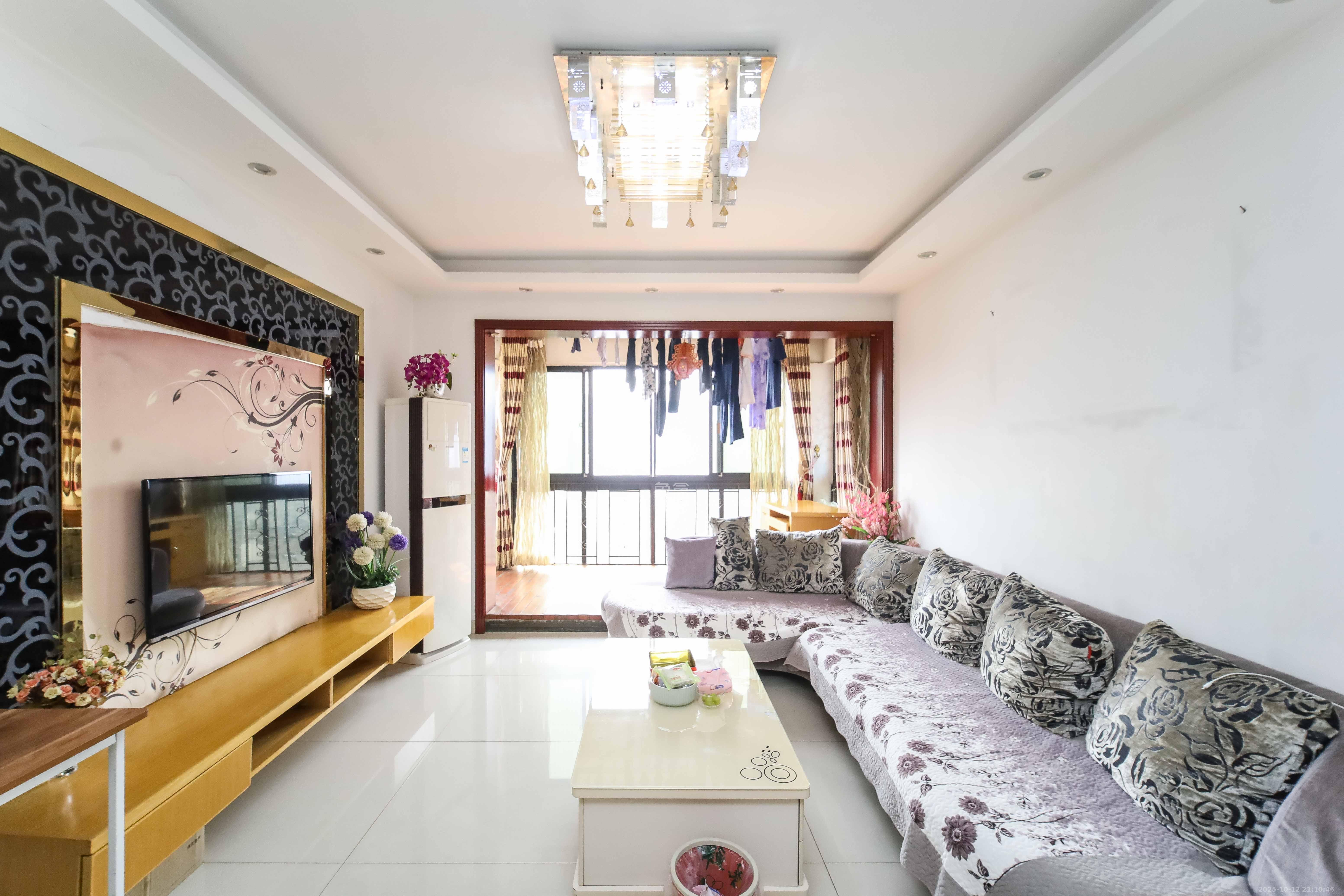 长房白沙湾 1室2厅2卫 83.8万 长房白沙湾 1室2厅2卫 83.8万客厅