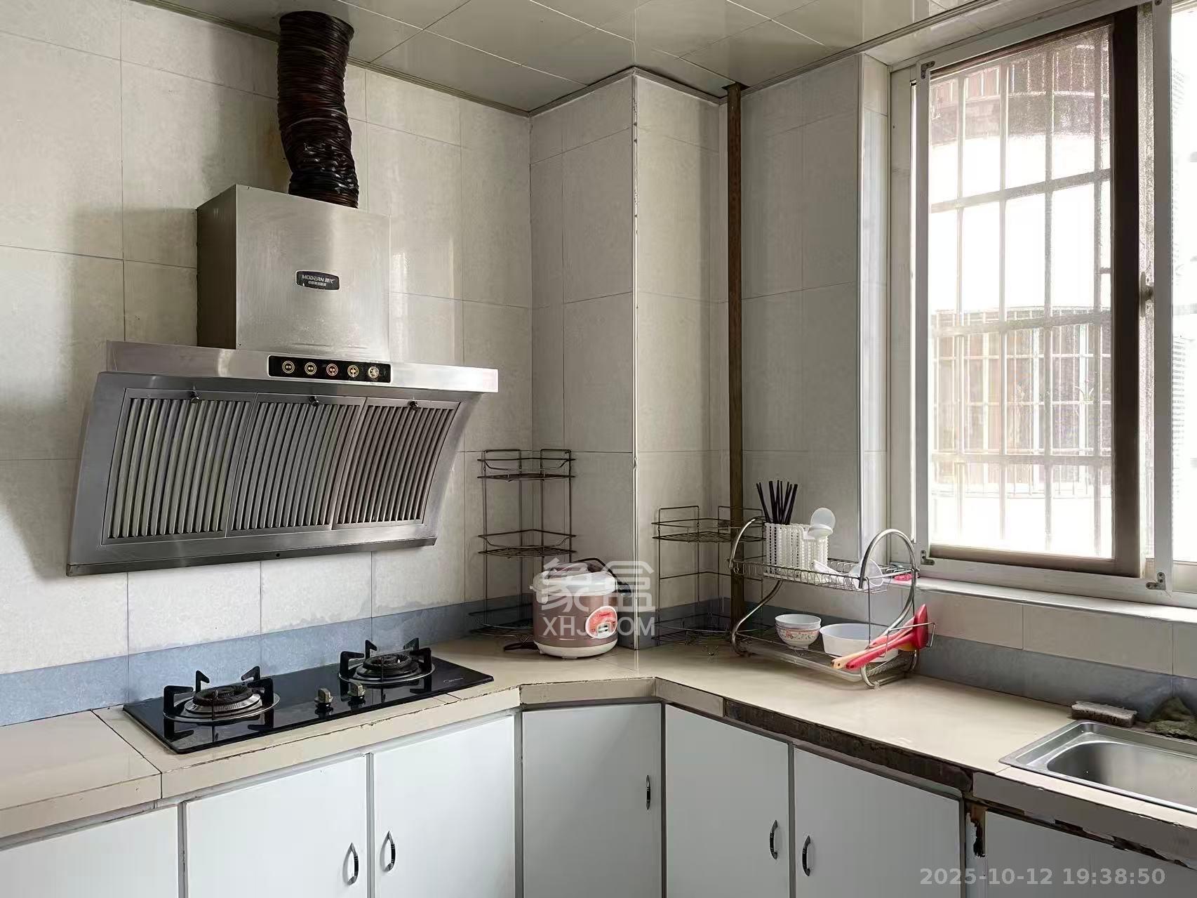 山水华景 3室2厅2卫 2600.0元/月 山水华景 3室2厅2卫 2600.0元/月室内图