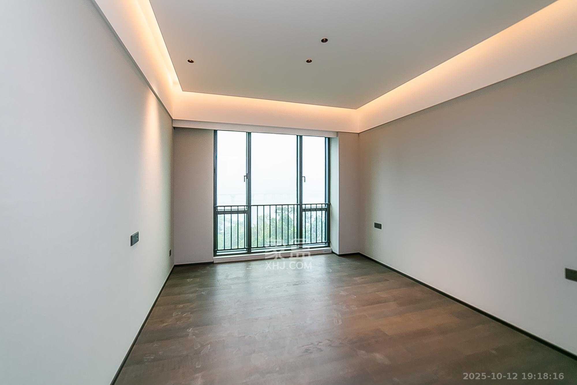 中海阅湘台  6室2厅3卫    1280.0万卧室