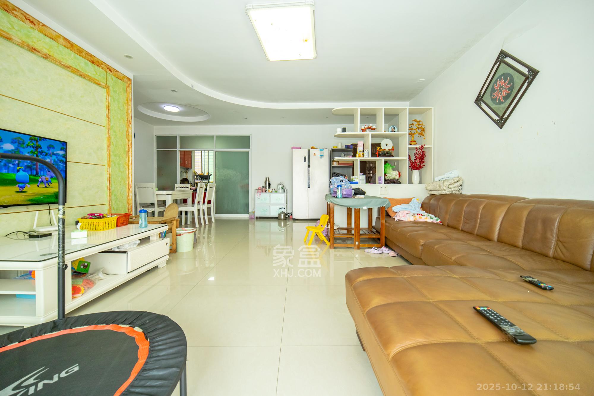 湘绣城  3室2厅2卫    60.0万 湘绣城  3室2厅2卫    60.0万客厅