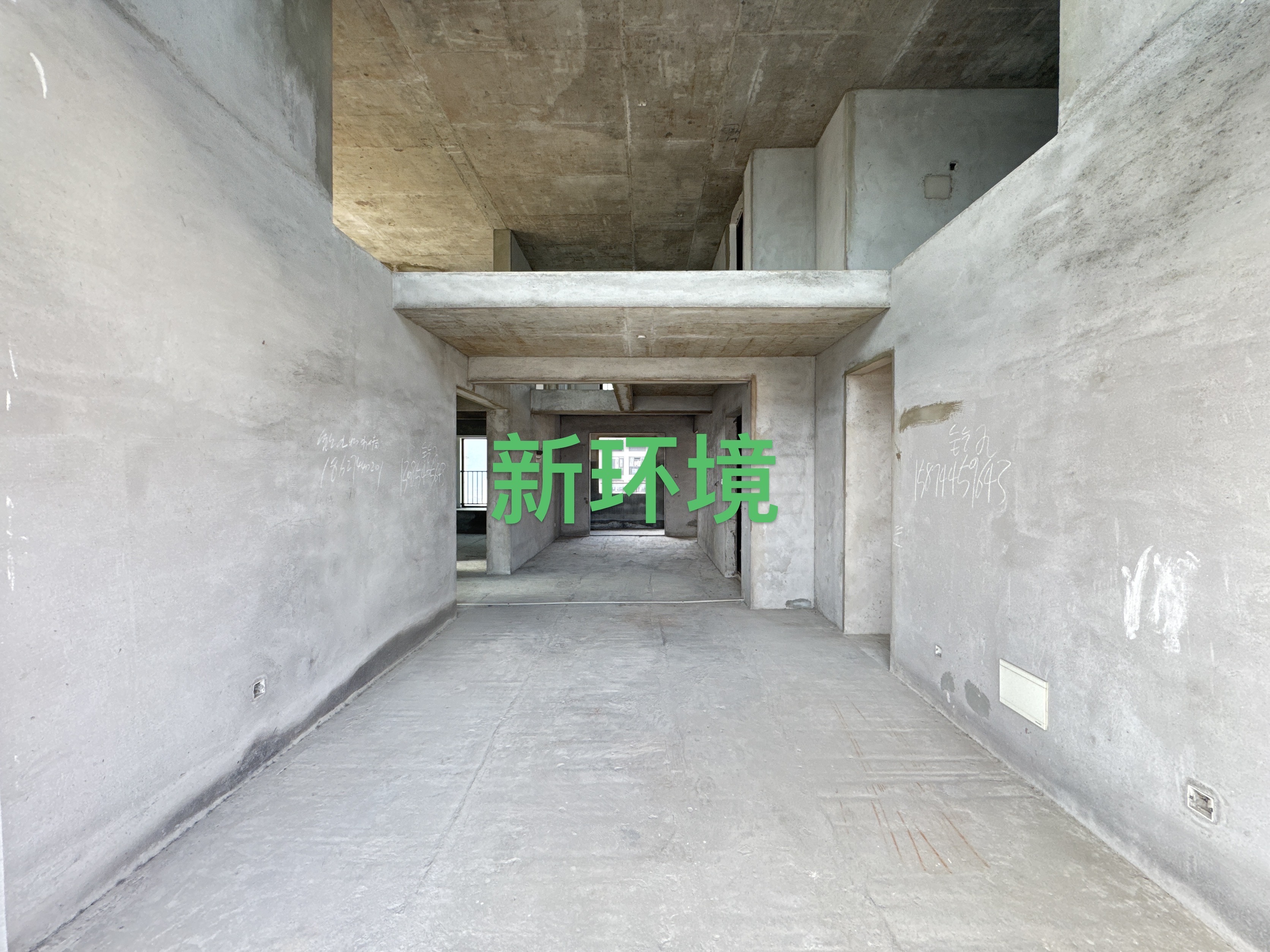 江与城  4室2厅2卫    135.0万客厅