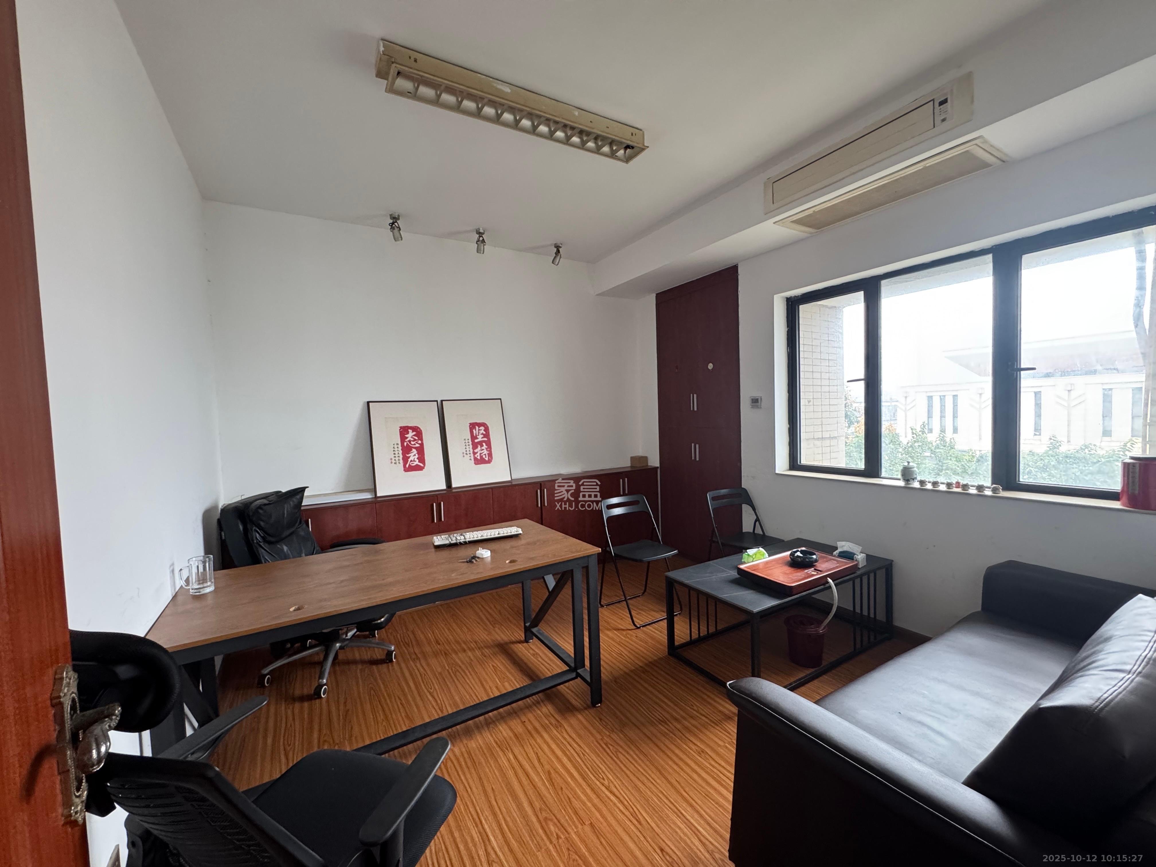 锦泰东环国际  1室2厅1卫    2500.0元/月 锦泰东环国际  1室2厅1卫    2500.0元/月室内图1