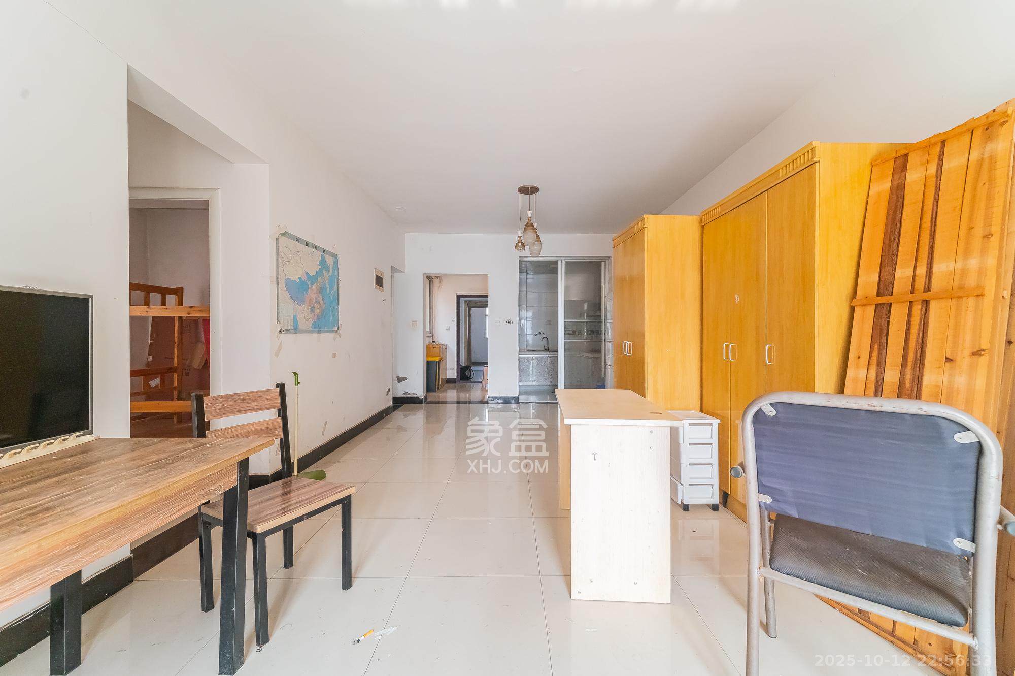 东方航标  3室2厅1卫   55.00万客厅