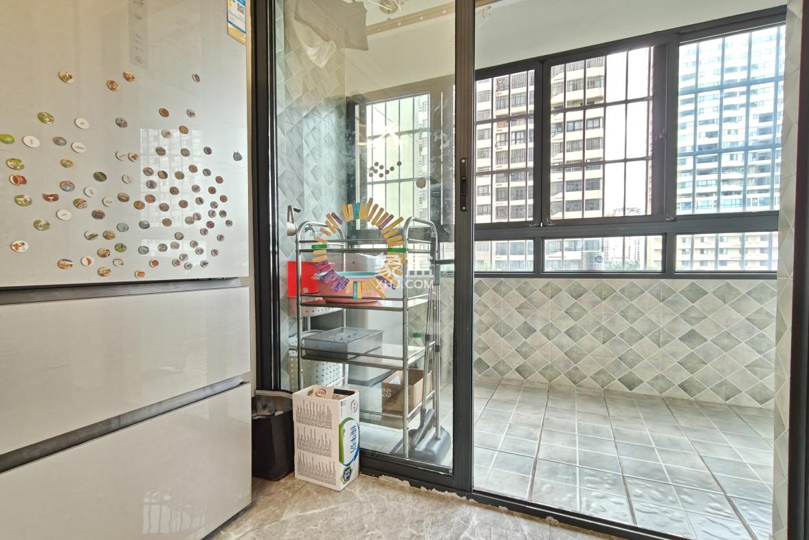 新城吾悦广场 3室2厅2卫 175.0万 新城吾悦广场 3室2厅2卫 175.0万阳台