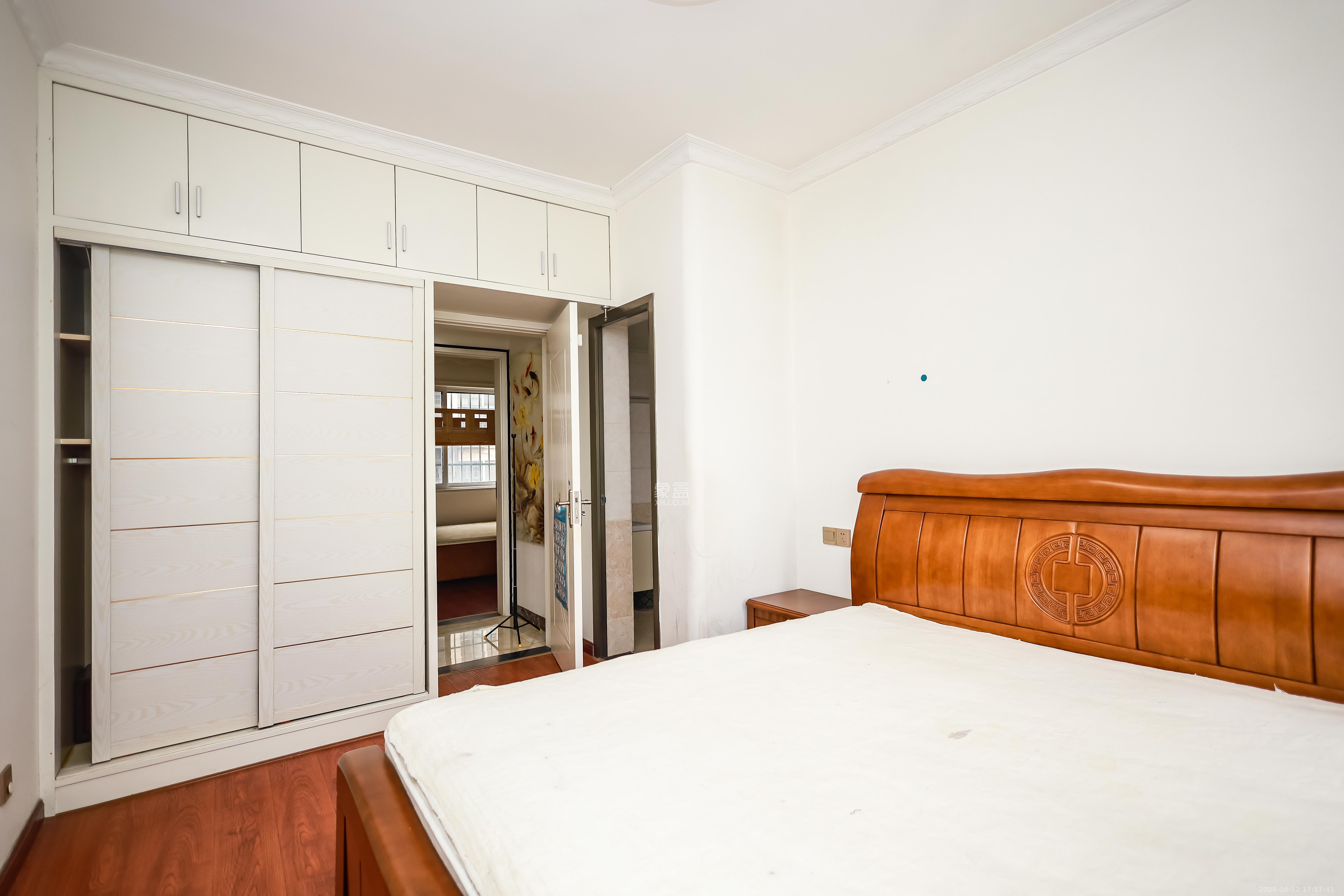 天麓尚层  3室2厅2卫    85.0万卧室