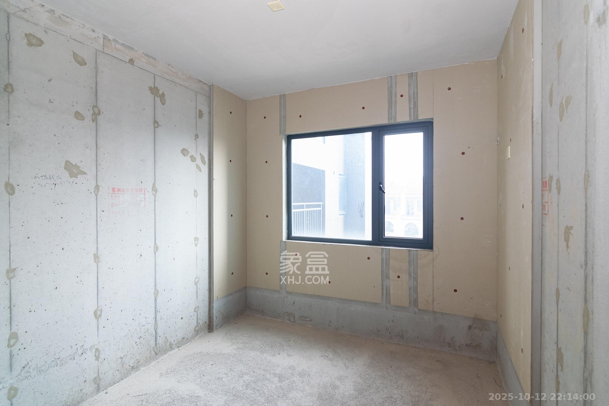 中粮鸿云  3室2厅2卫    86.0万卧室